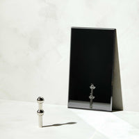 Stoff（ストッフ）は、デンマーク発のデザインブランドで、1960年代の名作「Stoff Nagel（ストッフ・ナゲル）」キャンドルホルダーの復刻から始まりました。建築家Werner Stoff（ヴェルナー・ストッフ）と、ドイツのHans Nagel（ハンス・ナゲル）によって生み出されたこのモジュール式キャンドルホルダーは、彫刻のような幾何学美と、自由な組み合わせによる創造性を兼ね備えたインテリアアートです。現在のStoffは、オリジナルの精神を受け継ぎながら、現代のライフスタイルに合う素材や仕上げを追加し、キャンドルホルダーだけでなくフラワーベースやボウル、ウォールハンガーなど洗練されたアイテムを展開。ミッドセンチュリーや北欧インテリアに調和し、空間に立体感と静謐な存在感を与えます。構築と装飾の境界を超えたStoffの作品は、機能性と造形美が共存する稀有なプロダクトです。