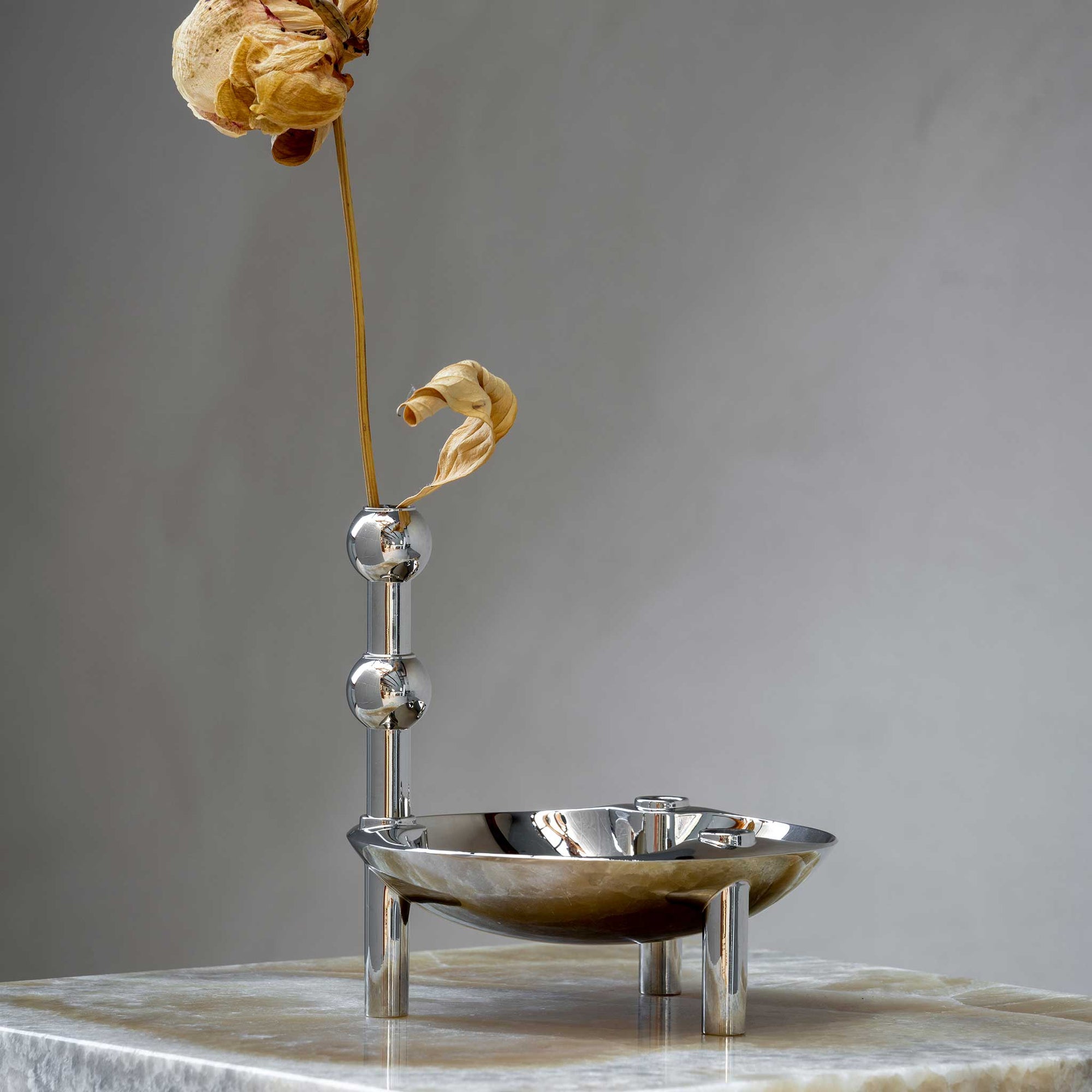 Stoff（ストッフ）は、デンマーク発のデザインブランドで、1960年代の名作「Stoff Nagel（ストッフ・ナゲル）」キャンドルホルダーの復刻から始まりました。建築家Werner Stoff（ヴェルナー・ストッフ）と、ドイツのHans Nagel（ハンス・ナゲル）によって生み出されたこのモジュール式キャンドルホルダーは、彫刻のような幾何学美と、自由な組み合わせによる創造性を兼ね備えたインテリアアートです。現在のStoffは、オリジナルの精神を受け継ぎながら、現代のライフスタイルに合う素材や仕上げを追加し、キャンドルホルダーだけでなくフラワーベースやボウル、ウォールハンガーなど洗練されたアイテムを展開。ミッドセンチュリーや北欧インテリアに調和し、空間に立体感と静謐な存在感を与えます。構築と装飾の境界を超えたStoffの作品は、機能性と造形美が共存する稀有なプロダクトです。