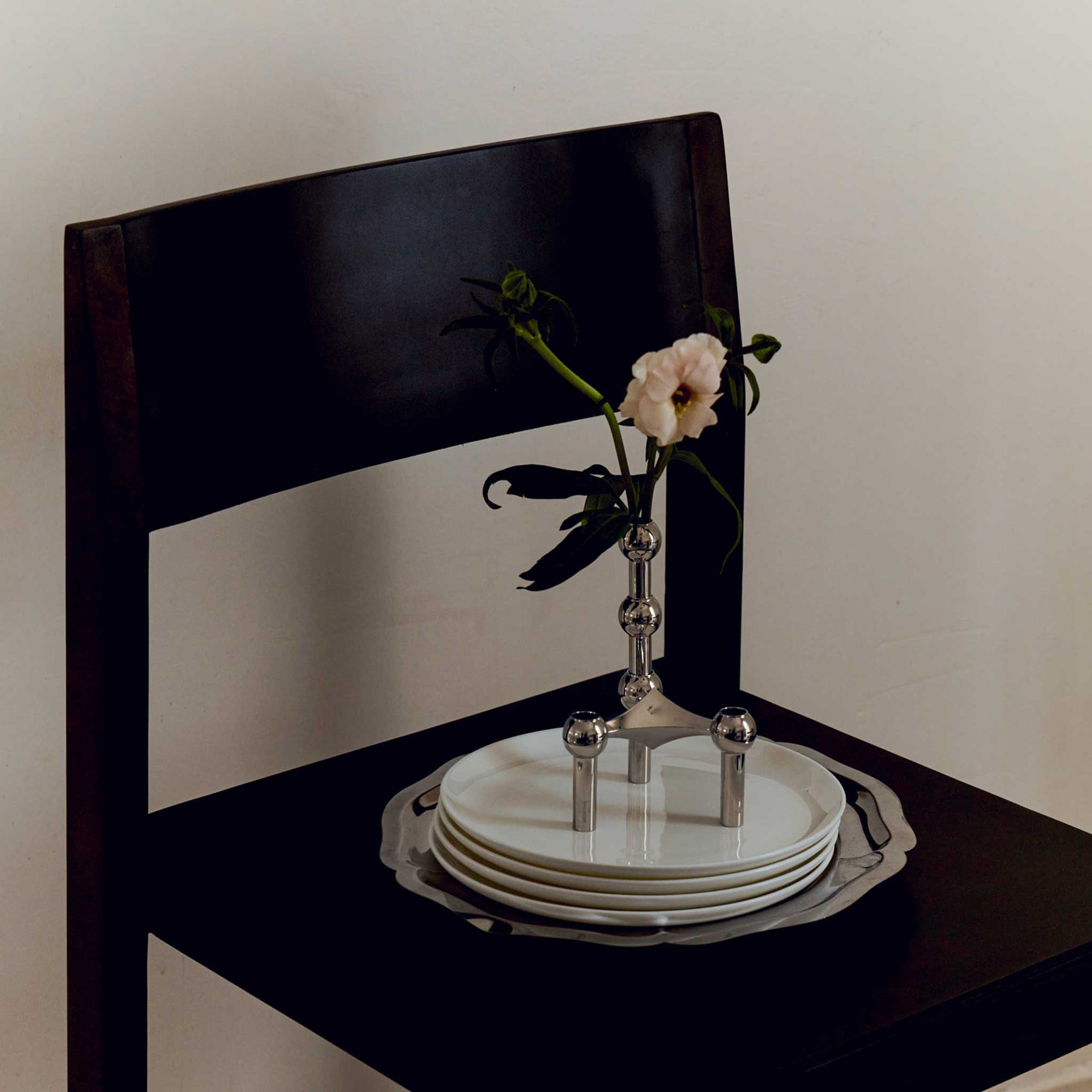 Stoff（ストッフ）は、デンマーク発のデザインブランドで、1960年代の名作「Stoff Nagel（ストッフ・ナゲル）」キャンドルホルダーの復刻から始まりました。建築家Werner Stoff（ヴェルナー・ストッフ）と、ドイツのHans Nagel（ハンス・ナゲル）によって生み出されたこのモジュール式キャンドルホルダーは、彫刻のような幾何学美と、自由な組み合わせによる創造性を兼ね備えたインテリアアートです。現在のStoffは、オリジナルの精神を受け継ぎながら、現代のライフスタイルに合う素材や仕上げを追加し、キャンドルホルダーだけでなくフラワーベースやボウル、ウォールハンガーなど洗練されたアイテムを展開。ミッドセンチュリーや北欧インテリアに調和し、空間に立体感と静謐な存在感を与えます。構築と装飾の境界を超えたStoffの作品は、機能性と造形美が共存する稀有なプロダクトです。