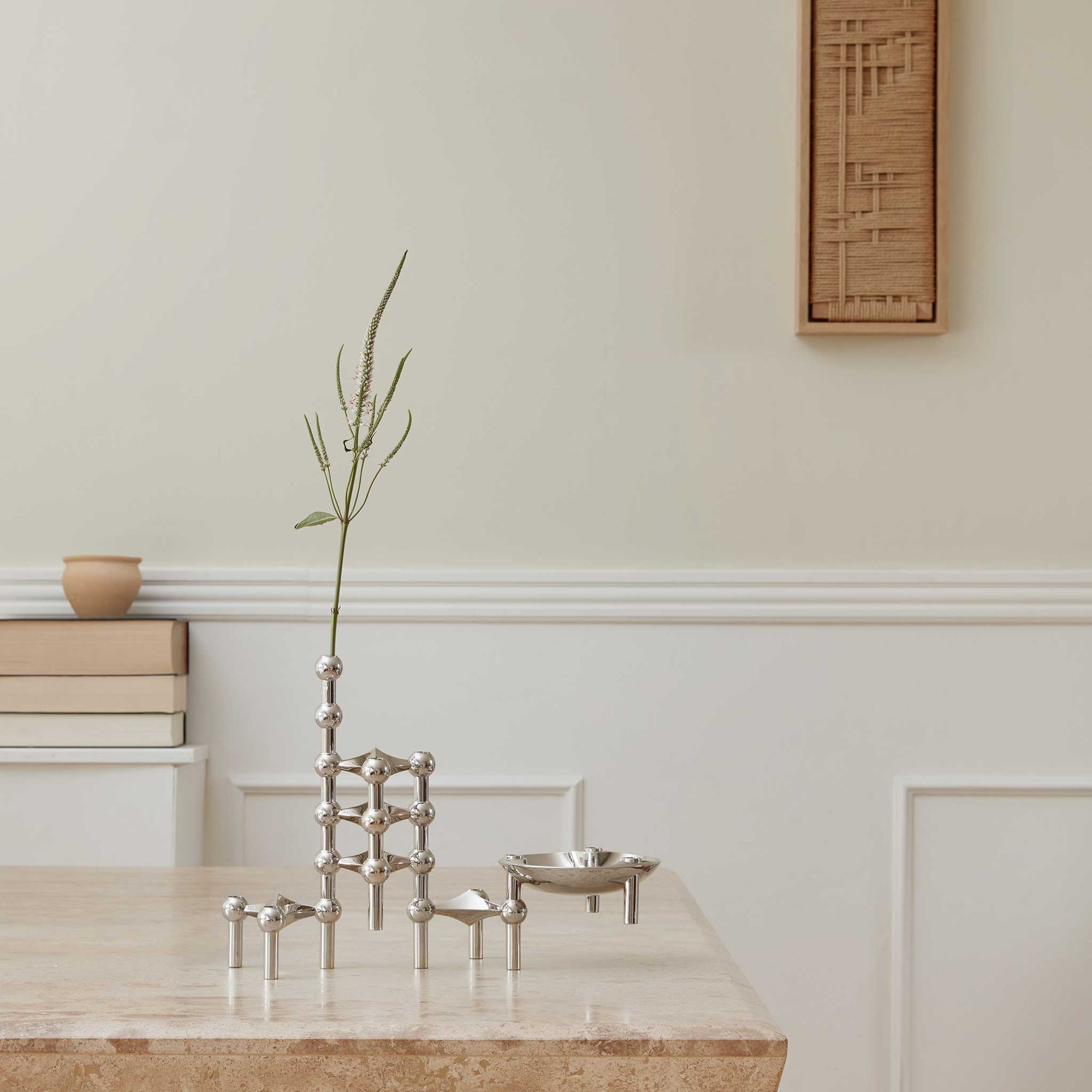 Stoff（ストッフ）は、デンマーク発のデザインブランドで、1960年代の名作「Stoff Nagel（ストッフ・ナゲル）」キャンドルホルダーの復刻から始まりました。建築家Werner Stoff（ヴェルナー・ストッフ）と、ドイツのHans Nagel（ハンス・ナゲル）によって生み出されたこのモジュール式キャンドルホルダーは、彫刻のような幾何学美と、自由な組み合わせによる創造性を兼ね備えたインテリアアートです。現在のStoffは、オリジナルの精神を受け継ぎながら、現代のライフスタイルに合う素材や仕上げを追加し、キャンドルホルダーだけでなくフラワーベースやボウル、ウォールハンガーなど洗練されたアイテムを展開。ミッドセンチュリーや北欧インテリアに調和し、空間に立体感と静謐な存在感を与えます。構築と装飾の境界を超えたStoffの作品は、機能性と造形美が共存する稀有なプロダクトです。