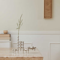 Stoff（ストッフ）は、デンマーク発のデザインブランドで、1960年代の名作「Stoff Nagel（ストッフ・ナゲル）」キャンドルホルダーの復刻から始まりました。建築家Werner Stoff（ヴェルナー・ストッフ）と、ドイツのHans Nagel（ハンス・ナゲル）によって生み出されたこのモジュール式キャンドルホルダーは、彫刻のような幾何学美と、自由な組み合わせによる創造性を兼ね備えたインテリアアートです。現在のStoffは、オリジナルの精神を受け継ぎながら、現代のライフスタイルに合う素材や仕上げを追加し、キャンドルホルダーだけでなくフラワーベースやボウル、ウォールハンガーなど洗練されたアイテムを展開。ミッドセンチュリーや北欧インテリアに調和し、空間に立体感と静謐な存在感を与えます。構築と装飾の境界を超えたStoffの作品は、機能性と造形美が共存する稀有なプロダクトです。