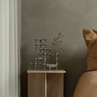 Stoff（ストッフ）は、デンマーク発のデザインブランドで、1960年代の名作「Stoff Nagel（ストッフ・ナゲル）」キャンドルホルダーの復刻から始まりました。建築家Werner Stoff（ヴェルナー・ストッフ）と、ドイツのHans Nagel（ハンス・ナゲル）によって生み出されたこのモジュール式キャンドルホルダーは、彫刻のような幾何学美と、自由な組み合わせによる創造性を兼ね備えたインテリアアートです。現在のStoffは、オリジナルの精神を受け継ぎながら、現代のライフスタイルに合う素材や仕上げを追加し、キャンドルホルダーだけでなくフラワーベースやボウル、ウォールハンガーなど洗練されたアイテムを展開。ミッドセンチュリーや北欧インテリアに調和し、空間に立体感と静謐な存在感を与えます。構築と装飾の境界を超えたStoffの作品は、機能性と造形美が共存する稀有なプロダクトです。