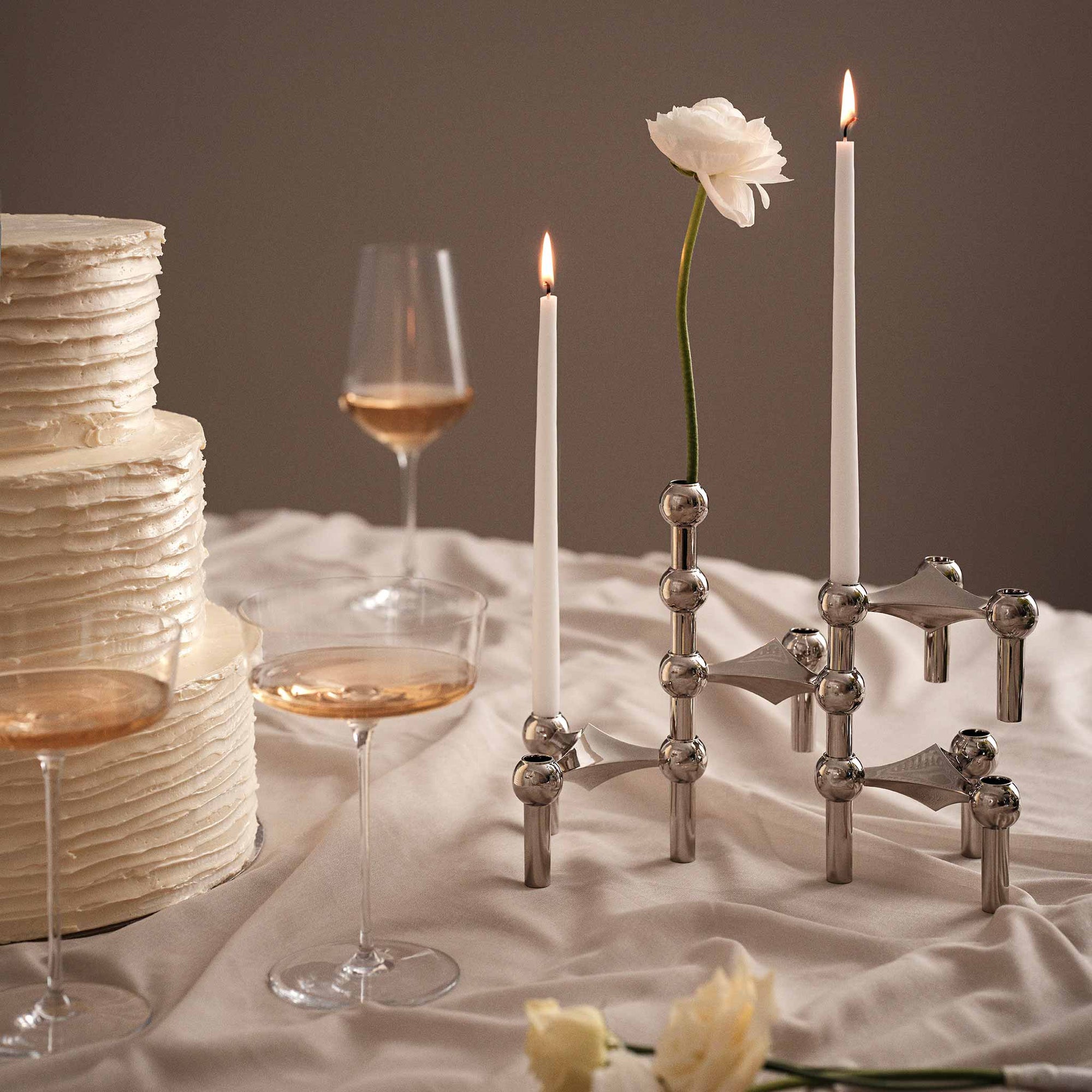 Stoff（ストッフ）は、デンマーク発のデザインブランドで、1960年代の名作「Stoff Nagel（ストッフ・ナゲル）」キャンドルホルダーの復刻から始まりました。建築家Werner Stoff（ヴェルナー・ストッフ）と、ドイツのHans Nagel（ハンス・ナゲル）によって生み出されたこのモジュール式キャンドルホルダーは、彫刻のような幾何学美と、自由な組み合わせによる創造性を兼ね備えたインテリアアートです。現在のStoffは、オリジナルの精神を受け継ぎながら、現代のライフスタイルに合う素材や仕上げを追加し、キャンドルホルダーだけでなくフラワーベースやボウル、ウォールハンガーなど洗練されたアイテムを展開。ミッドセンチュリーや北欧インテリアに調和し、空間に立体感と静謐な存在感を与えます。構築と装飾の境界を超えたStoffの作品は、機能性と造形美が共存する稀有なプロダクトです。