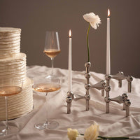 Stoff（ストッフ）は、デンマーク発のデザインブランドで、1960年代の名作「Stoff Nagel（ストッフ・ナゲル）」キャンドルホルダーの復刻から始まりました。建築家Werner Stoff（ヴェルナー・ストッフ）と、ドイツのHans Nagel（ハンス・ナゲル）によって生み出されたこのモジュール式キャンドルホルダーは、彫刻のような幾何学美と、自由な組み合わせによる創造性を兼ね備えたインテリアアートです。現在のStoffは、オリジナルの精神を受け継ぎながら、現代のライフスタイルに合う素材や仕上げを追加し、キャンドルホルダーだけでなくフラワーベースやボウル、ウォールハンガーなど洗練されたアイテムを展開。ミッドセンチュリーや北欧インテリアに調和し、空間に立体感と静謐な存在感を与えます。構築と装飾の境界を超えたStoffの作品は、機能性と造形美が共存する稀有なプロダクトです。