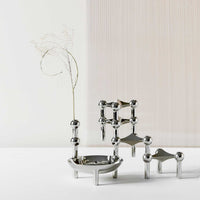 Stoff（ストッフ）は、デンマーク発のデザインブランドで、1960年代の名作「Stoff Nagel（ストッフ・ナゲル）」キャンドルホルダーの復刻から始まりました。建築家Werner Stoff（ヴェルナー・ストッフ）と、ドイツのHans Nagel（ハンス・ナゲル）によって生み出されたこのモジュール式キャンドルホルダーは、彫刻のような幾何学美と、自由な組み合わせによる創造性を兼ね備えたインテリアアートです。現在のStoffは、オリジナルの精神を受け継ぎながら、現代のライフスタイルに合う素材や仕上げを追加し、キャンドルホルダーだけでなくフラワーベースやボウル、ウォールハンガーなど洗練されたアイテムを展開。ミッドセンチュリーや北欧インテリアに調和し、空間に立体感と静謐な存在感を与えます。構築と装飾の境界を超えたStoffの作品は、機能性と造形美が共存する稀有なプロダクトです。