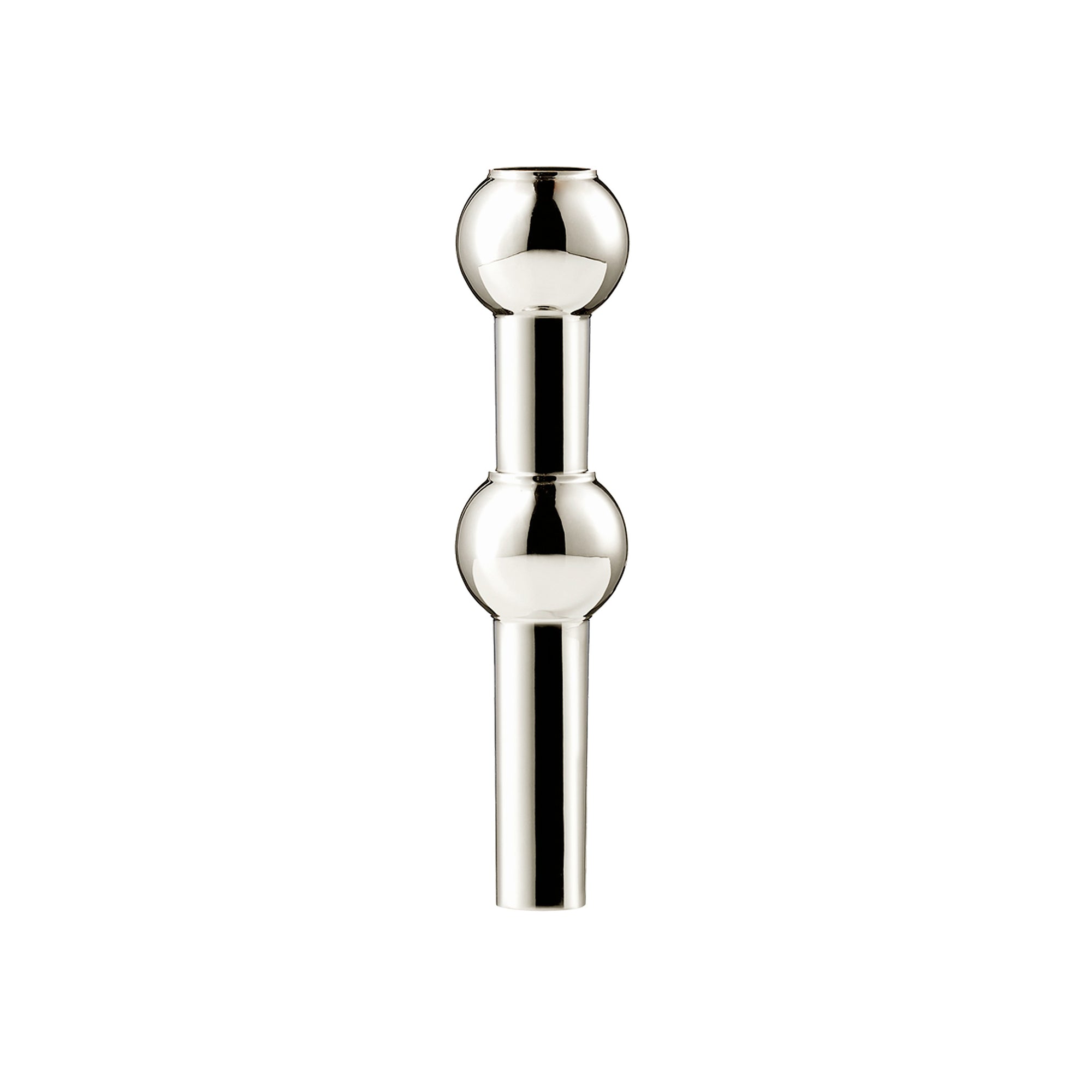 Stoff（ストッフ）は、デンマーク発のデザインブランドで、1960年代の名作「Stoff Nagel（ストッフ・ナゲル）」キャンドルホルダーの復刻から始まりました。建築家Werner Stoff（ヴェルナー・ストッフ）と、ドイツのHans Nagel（ハンス・ナゲル）によって生み出されたこのモジュール式キャンドルホルダーは、彫刻のような幾何学美と、自由な組み合わせによる創造性を兼ね備えたインテリアアートです。現在のStoffは、オリジナルの精神を受け継ぎながら、現代のライフスタイルに合う素材や仕上げを追加し、キャンドルホルダーだけでなくフラワーベースやボウル、ウォールハンガーなど洗練されたアイテムを展開。ミッドセンチュリーや北欧インテリアに調和し、空間に立体感と静謐な存在感を与えます。構築と装飾の境界を超えたStoffの作品は、機能性と造形美が共存する稀有なプロダクトです。