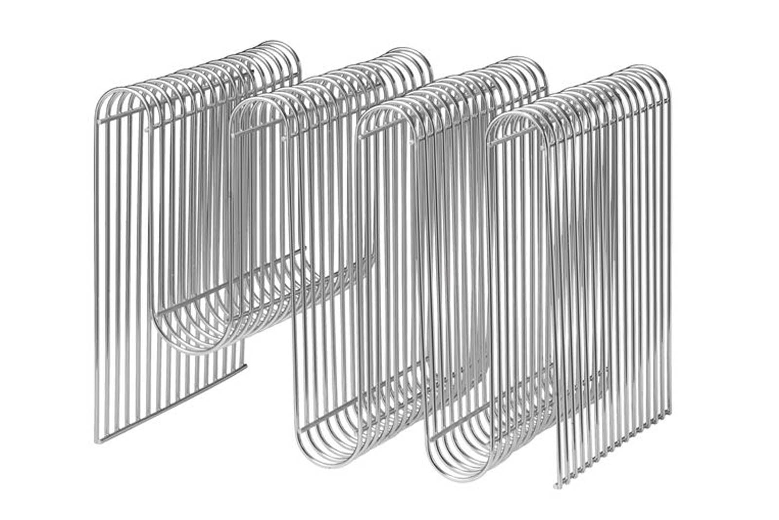 Aytm（アイテム）は、デンマーク発のモダンラグジュアリーなインテリアブランドで、北欧デザインのミニマルな美学を受け継ぎつつも、洗練されたカラーリングや大胆な素材使いにより、空間に新たな表情をもたらします。2015年にKathrineとPer Gran Hartvigsen夫妻によって設立され、機能性と芸術性を兼ね備えたタイムレスなデザインで注目を集めています。ミラー、花器、照明、家具などに見られる彫刻的なフォルムと繊細なディテールは、どれも職人の高度な技術と美意識の賜物です。真鍮やガラス、マーブル、ベルベットなど異素材の絶妙な組み合わせは、視覚だけでなく触覚にも訴えかけ、空間に奥行きを与えます。美しさと実用性を両立させたAytmのアイテムは、日常に上質なアート性を取り入れたい方に最適で、住宅から商業空間まで幅広く採用されています。感性豊かなライフスタイルを求める方へ贈る、洗練されたデンマークデザインの真髄です。