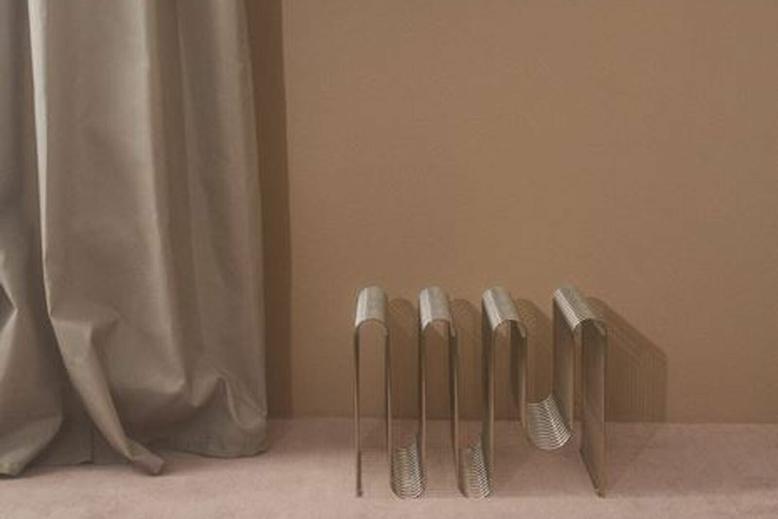 Aytm（アイテム）は、デンマーク発のモダンラグジュアリーなインテリアブランドで、北欧デザインのミニマルな美学を受け継ぎつつも、洗練されたカラーリングや大胆な素材使いにより、空間に新たな表情をもたらします。2015年にKathrineとPer Gran Hartvigsen夫妻によって設立され、機能性と芸術性を兼ね備えたタイムレスなデザインで注目を集めています。ミラー、花器、照明、家具などに見られる彫刻的なフォルムと繊細なディテールは、どれも職人の高度な技術と美意識の賜物です。真鍮やガラス、マーブル、ベルベットなど異素材の絶妙な組み合わせは、視覚だけでなく触覚にも訴えかけ、空間に奥行きを与えます。美しさと実用性を両立させたAytmのアイテムは、日常に上質なアート性を取り入れたい方に最適で、住宅から商業空間まで幅広く採用されています。感性豊かなライフスタイルを求める方へ贈る、洗練されたデンマークデザインの真髄です。