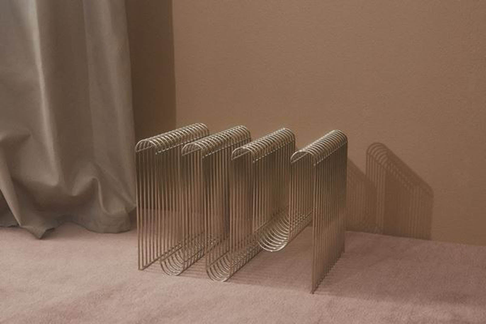 Aytm（アイテム）は、デンマーク発のモダンラグジュアリーなインテリアブランドで、北欧デザインのミニマルな美学を受け継ぎつつも、洗練されたカラーリングや大胆な素材使いにより、空間に新たな表情をもたらします。2015年にKathrineとPer Gran Hartvigsen夫妻によって設立され、機能性と芸術性を兼ね備えたタイムレスなデザインで注目を集めています。ミラー、花器、照明、家具などに見られる彫刻的なフォルムと繊細なディテールは、どれも職人の高度な技術と美意識の賜物です。真鍮やガラス、マーブル、ベルベットなど異素材の絶妙な組み合わせは、視覚だけでなく触覚にも訴えかけ、空間に奥行きを与えます。美しさと実用性を両立させたAytmのアイテムは、日常に上質なアート性を取り入れたい方に最適で、住宅から商業空間まで幅広く採用されています。感性豊かなライフスタイルを求める方へ贈る、洗練されたデンマークデザインの真髄です。