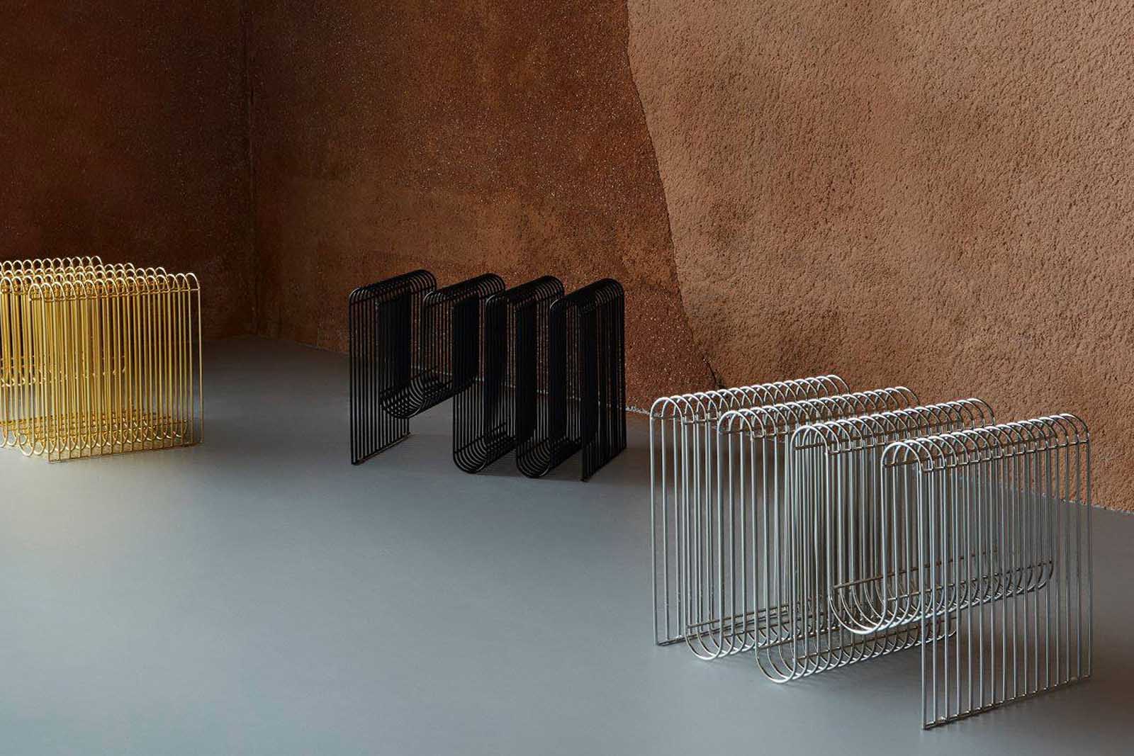 Aytm（アイテム）は、デンマーク発のモダンラグジュアリーなインテリアブランドで、北欧デザインのミニマルな美学を受け継ぎつつも、洗練されたカラーリングや大胆な素材使いにより、空間に新たな表情をもたらします。2015年にKathrineとPer Gran Hartvigsen夫妻によって設立され、機能性と芸術性を兼ね備えたタイムレスなデザインで注目を集めています。ミラー、花器、照明、家具などに見られる彫刻的なフォルムと繊細なディテールは、どれも職人の高度な技術と美意識の賜物です。真鍮やガラス、マーブル、ベルベットなど異素材の絶妙な組み合わせは、視覚だけでなく触覚にも訴えかけ、空間に奥行きを与えます。美しさと実用性を両立させたAytmのアイテムは、日常に上質なアート性を取り入れたい方に最適で、住宅から商業空間まで幅広く採用されています。感性豊かなライフスタイルを求める方へ贈る、洗練されたデンマークデザインの真髄です。