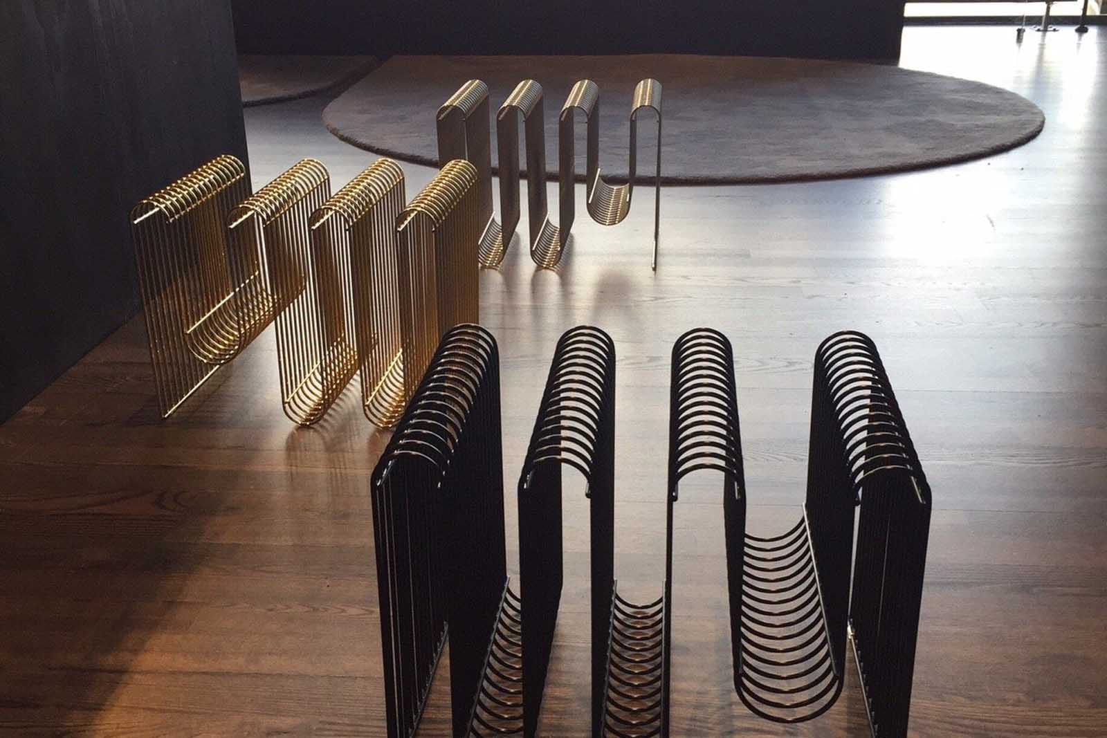 Aytm（アイテム）は、デンマーク発のモダンラグジュアリーなインテリアブランドで、北欧デザインのミニマルな美学を受け継ぎつつも、洗練されたカラーリングや大胆な素材使いにより、空間に新たな表情をもたらします。2015年にKathrineとPer Gran Hartvigsen夫妻によって設立され、機能性と芸術性を兼ね備えたタイムレスなデザインで注目を集めています。ミラー、花器、照明、家具などに見られる彫刻的なフォルムと繊細なディテールは、どれも職人の高度な技術と美意識の賜物です。真鍮やガラス、マーブル、ベルベットなど異素材の絶妙な組み合わせは、視覚だけでなく触覚にも訴えかけ、空間に奥行きを与えます。美しさと実用性を両立させたAytmのアイテムは、日常に上質なアート性を取り入れたい方に最適で、住宅から商業空間まで幅広く採用されています。感性豊かなライフスタイルを求める方へ贈る、洗練されたデンマークデザインの真髄です。