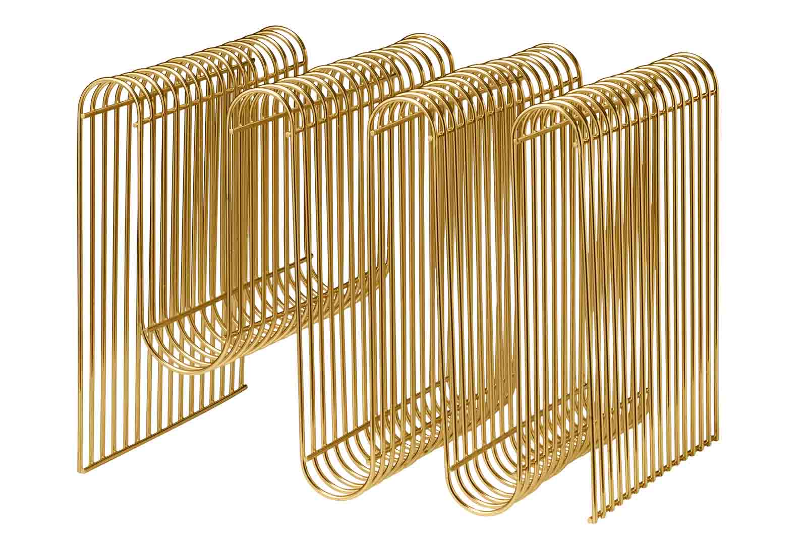 Aytm（アイテム）は、デンマーク発のモダンラグジュアリーなインテリアブランドで、北欧デザインのミニマルな美学を受け継ぎつつも、洗練されたカラーリングや大胆な素材使いにより、空間に新たな表情をもたらします。2015年にKathrineとPer Gran Hartvigsen夫妻によって設立され、機能性と芸術性を兼ね備えたタイムレスなデザインで注目を集めています。ミラー、花器、照明、家具などに見られる彫刻的なフォルムと繊細なディテールは、どれも職人の高度な技術と美意識の賜物です。真鍮やガラス、マーブル、ベルベットなど異素材の絶妙な組み合わせは、視覚だけでなく触覚にも訴えかけ、空間に奥行きを与えます。美しさと実用性を両立させたAytmのアイテムは、日常に上質なアート性を取り入れたい方に最適で、住宅から商業空間まで幅広く採用されています。感性豊かなライフスタイルを求める方へ贈る、洗練されたデンマークデザインの真髄です。