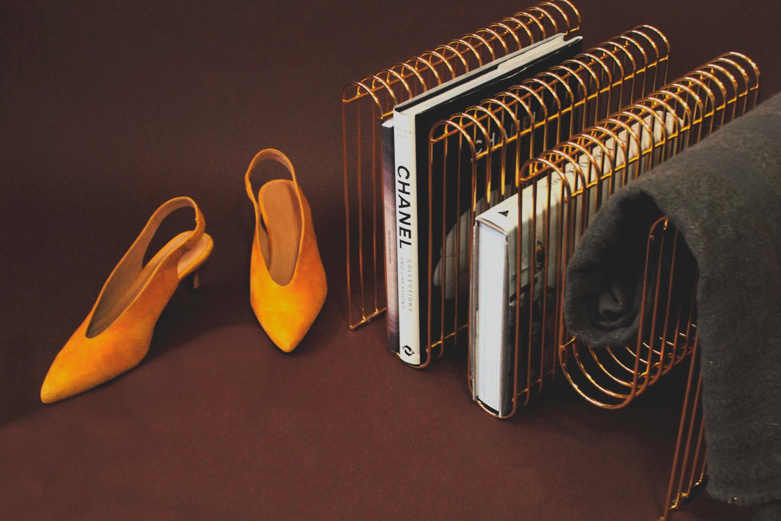 Aytm（アイテム）は、デンマーク発のモダンラグジュアリーなインテリアブランドで、北欧デザインのミニマルな美学を受け継ぎつつも、洗練されたカラーリングや大胆な素材使いにより、空間に新たな表情をもたらします。2015年にKathrineとPer Gran Hartvigsen夫妻によって設立され、機能性と芸術性を兼ね備えたタイムレスなデザインで注目を集めています。ミラー、花器、照明、家具などに見られる彫刻的なフォルムと繊細なディテールは、どれも職人の高度な技術と美意識の賜物です。真鍮やガラス、マーブル、ベルベットなど異素材の絶妙な組み合わせは、視覚だけでなく触覚にも訴えかけ、空間に奥行きを与えます。美しさと実用性を両立させたAytmのアイテムは、日常に上質なアート性を取り入れたい方に最適で、住宅から商業空間まで幅広く採用されています。感性豊かなライフスタイルを求める方へ贈る、洗練されたデンマークデザインの真髄です。