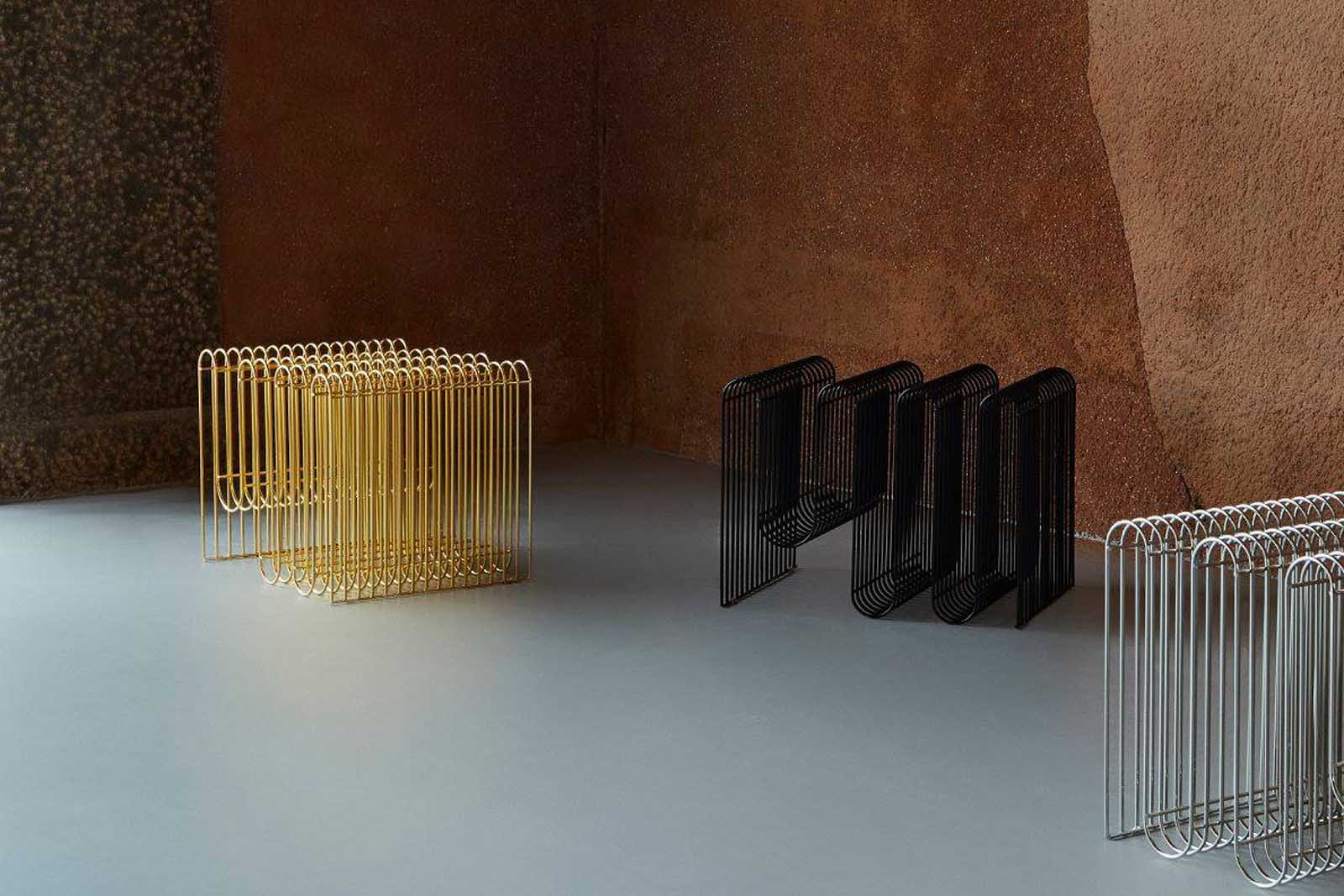 Aytm（アイテム）は、デンマーク発のモダンラグジュアリーなインテリアブランドで、北欧デザインのミニマルな美学を受け継ぎつつも、洗練されたカラーリングや大胆な素材使いにより、空間に新たな表情をもたらします。2015年にKathrineとPer Gran Hartvigsen夫妻によって設立され、機能性と芸術性を兼ね備えたタイムレスなデザインで注目を集めています。ミラー、花器、照明、家具などに見られる彫刻的なフォルムと繊細なディテールは、どれも職人の高度な技術と美意識の賜物です。真鍮やガラス、マーブル、ベルベットなど異素材の絶妙な組み合わせは、視覚だけでなく触覚にも訴えかけ、空間に奥行きを与えます。美しさと実用性を両立させたAytmのアイテムは、日常に上質なアート性を取り入れたい方に最適で、住宅から商業空間まで幅広く採用されています。感性豊かなライフスタイルを求める方へ贈る、洗練されたデンマークデザインの真髄です。