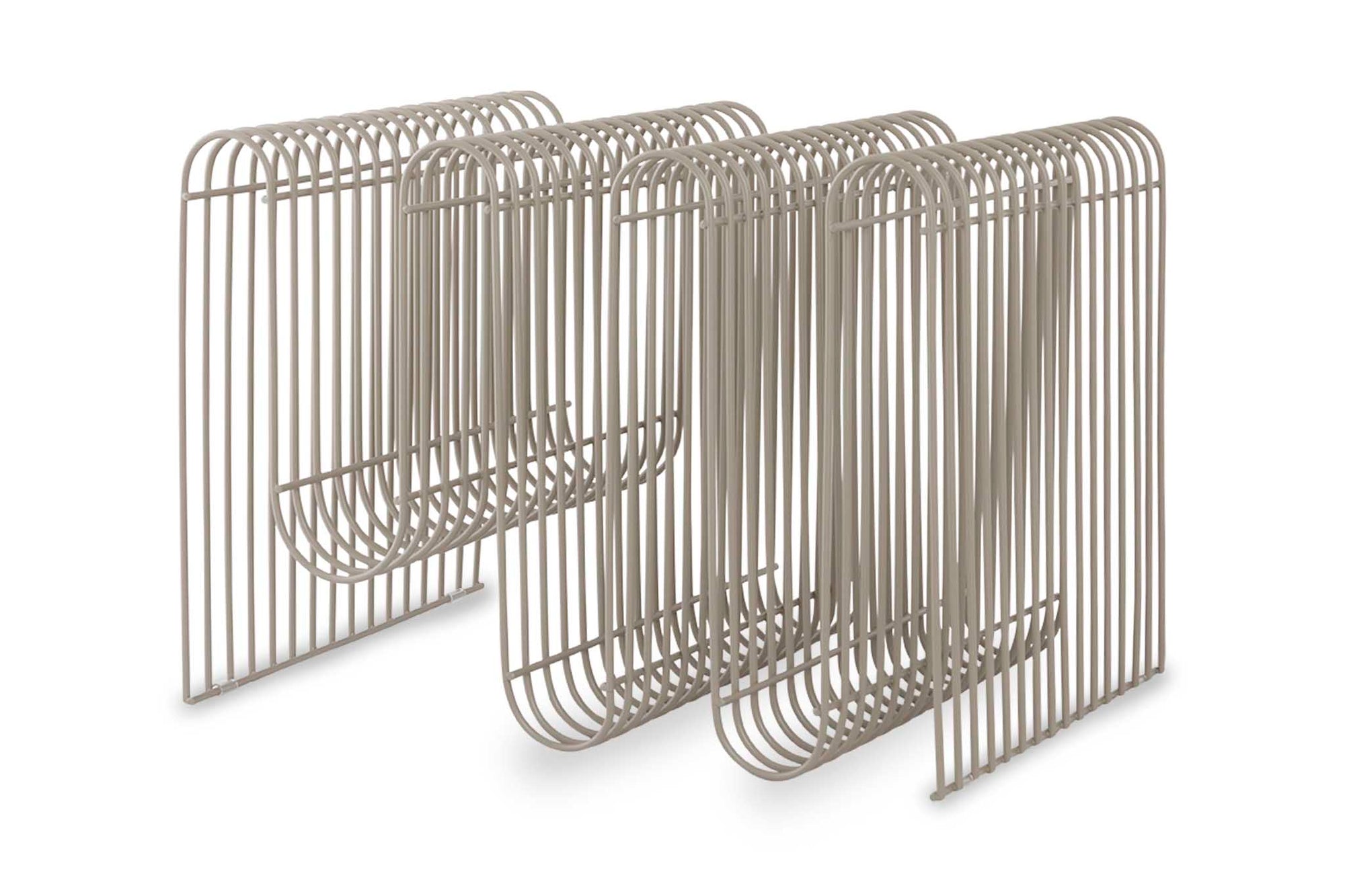 Aytm（アイテム）は、デンマーク発のモダンラグジュアリーなインテリアブランドで、北欧デザインのミニマルな美学を受け継ぎつつも、洗練されたカラーリングや大胆な素材使いにより、空間に新たな表情をもたらします。2015年にKathrineとPer Gran Hartvigsen夫妻によって設立され、機能性と芸術性を兼ね備えたタイムレスなデザインで注目を集めています。ミラー、花器、照明、家具などに見られる彫刻的なフォルムと繊細なディテールは、どれも職人の高度な技術と美意識の賜物です。真鍮やガラス、マーブル、ベルベットなど異素材の絶妙な組み合わせは、視覚だけでなく触覚にも訴えかけ、空間に奥行きを与えます。美しさと実用性を両立させたAytmのアイテムは、日常に上質なアート性を取り入れたい方に最適で、住宅から商業空間まで幅広く採用されています。感性豊かなライフスタイルを求める方へ贈る、洗練されたデンマークデザインの真髄です。