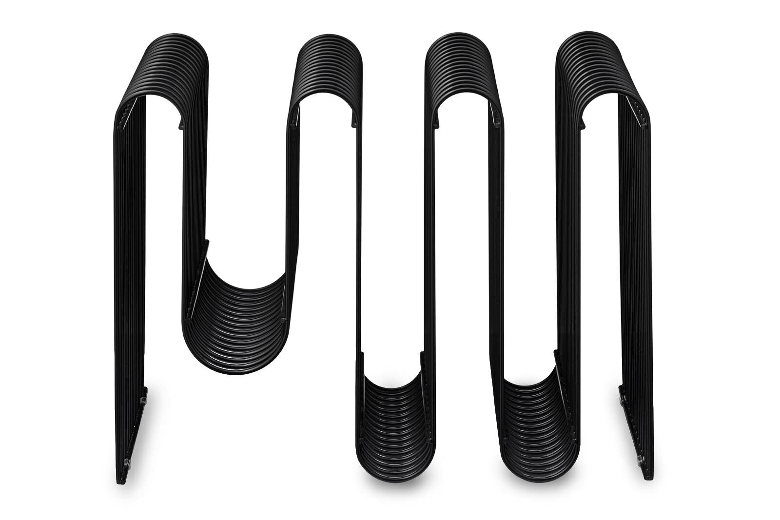 Aytm（アイテム）は、デンマーク発のモダンラグジュアリーなインテリアブランドで、北欧デザインのミニマルな美学を受け継ぎつつも、洗練されたカラーリングや大胆な素材使いにより、空間に新たな表情をもたらします。2015年にKathrineとPer Gran Hartvigsen夫妻によって設立され、機能性と芸術性を兼ね備えたタイムレスなデザインで注目を集めています。ミラー、花器、照明、家具などに見られる彫刻的なフォルムと繊細なディテールは、どれも職人の高度な技術と美意識の賜物です。真鍮やガラス、マーブル、ベルベットなど異素材の絶妙な組み合わせは、視覚だけでなく触覚にも訴えかけ、空間に奥行きを与えます。美しさと実用性を両立させたAytmのアイテムは、日常に上質なアート性を取り入れたい方に最適で、住宅から商業空間まで幅広く採用されています。感性豊かなライフスタイルを求める方へ贈る、洗練されたデンマークデザインの真髄です。