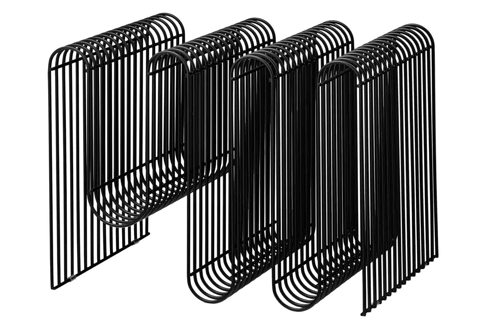 Aytm（アイテム）は、デンマーク発のモダンラグジュアリーなインテリアブランドで、北欧デザインのミニマルな美学を受け継ぎつつも、洗練されたカラーリングや大胆な素材使いにより、空間に新たな表情をもたらします。2015年にKathrineとPer Gran Hartvigsen夫妻によって設立され、機能性と芸術性を兼ね備えたタイムレスなデザインで注目を集めています。ミラー、花器、照明、家具などに見られる彫刻的なフォルムと繊細なディテールは、どれも職人の高度な技術と美意識の賜物です。真鍮やガラス、マーブル、ベルベットなど異素材の絶妙な組み合わせは、視覚だけでなく触覚にも訴えかけ、空間に奥行きを与えます。美しさと実用性を両立させたAytmのアイテムは、日常に上質なアート性を取り入れたい方に最適で、住宅から商業空間まで幅広く採用されています。感性豊かなライフスタイルを求める方へ贈る、洗練されたデンマークデザインの真髄です。