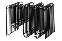 Aytm（アイテム）は、デンマーク発のモダンラグジュアリーなインテリアブランドで、北欧デザインのミニマルな美学を受け継ぎつつも、洗練されたカラーリングや大胆な素材使いにより、空間に新たな表情をもたらします。2015年にKathrineとPer Gran Hartvigsen夫妻によって設立され、機能性と芸術性を兼ね備えたタイムレスなデザインで注目を集めています。ミラー、花器、照明、家具などに見られる彫刻的なフォルムと繊細なディテールは、どれも職人の高度な技術と美意識の賜物です。真鍮やガラス、マーブル、ベルベットなど異素材の絶妙な組み合わせは、視覚だけでなく触覚にも訴えかけ、空間に奥行きを与えます。美しさと実用性を両立させたAytmのアイテムは、日常に上質なアート性を取り入れたい方に最適で、住宅から商業空間まで幅広く採用されています。感性豊かなライフスタイルを求める方へ贈る、洗練されたデンマークデザインの真髄です。