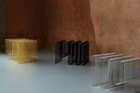 Aytm（アイテム）は、デンマーク発のモダンラグジュアリーなインテリアブランドで、北欧デザインのミニマルな美学を受け継ぎつつも、洗練されたカラーリングや大胆な素材使いにより、空間に新たな表情をもたらします。2015年にKathrineとPer Gran Hartvigsen夫妻によって設立され、機能性と芸術性を兼ね備えたタイムレスなデザインで注目を集めています。ミラー、花器、照明、家具などに見られる彫刻的なフォルムと繊細なディテールは、どれも職人の高度な技術と美意識の賜物です。真鍮やガラス、マーブル、ベルベットなど異素材の絶妙な組み合わせは、視覚だけでなく触覚にも訴えかけ、空間に奥行きを与えます。美しさと実用性を両立させたAytmのアイテムは、日常に上質なアート性を取り入れたい方に最適で、住宅から商業空間まで幅広く採用されています。感性豊かなライフスタイルを求める方へ贈る、洗練されたデンマークデザインの真髄です。