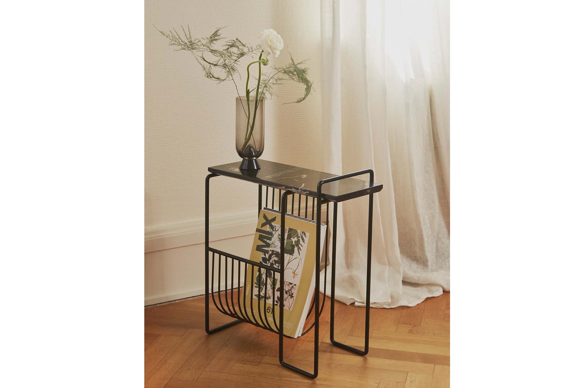 Aytm（アイテム）は、デンマーク発のモダンラグジュアリーなインテリアブランドで、北欧デザインのミニマルな美学を受け継ぎつつも、洗練されたカラーリングや大胆な素材使いにより、空間に新たな表情をもたらします。2015年にKathrineとPer Gran Hartvigsen夫妻によって設立され、機能性と芸術性を兼ね備えたタイムレスなデザインで注目を集めています。ミラー、花器、照明、家具などに見られる彫刻的なフォルムと繊細なディテールは、どれも職人の高度な技術と美意識の賜物です。真鍮やガラス、マーブル、ベルベットなど異素材の絶妙な組み合わせは、視覚だけでなく触覚にも訴えかけ、空間に奥行きを与えます。美しさと実用性を両立させたAytmのアイテムは、日常に上質なアート性を取り入れたい方に最適で、住宅から商業空間まで幅広く採用されています。感性豊かなライフスタイルを求める方へ贈る、洗練されたデンマークデザインの真髄です。