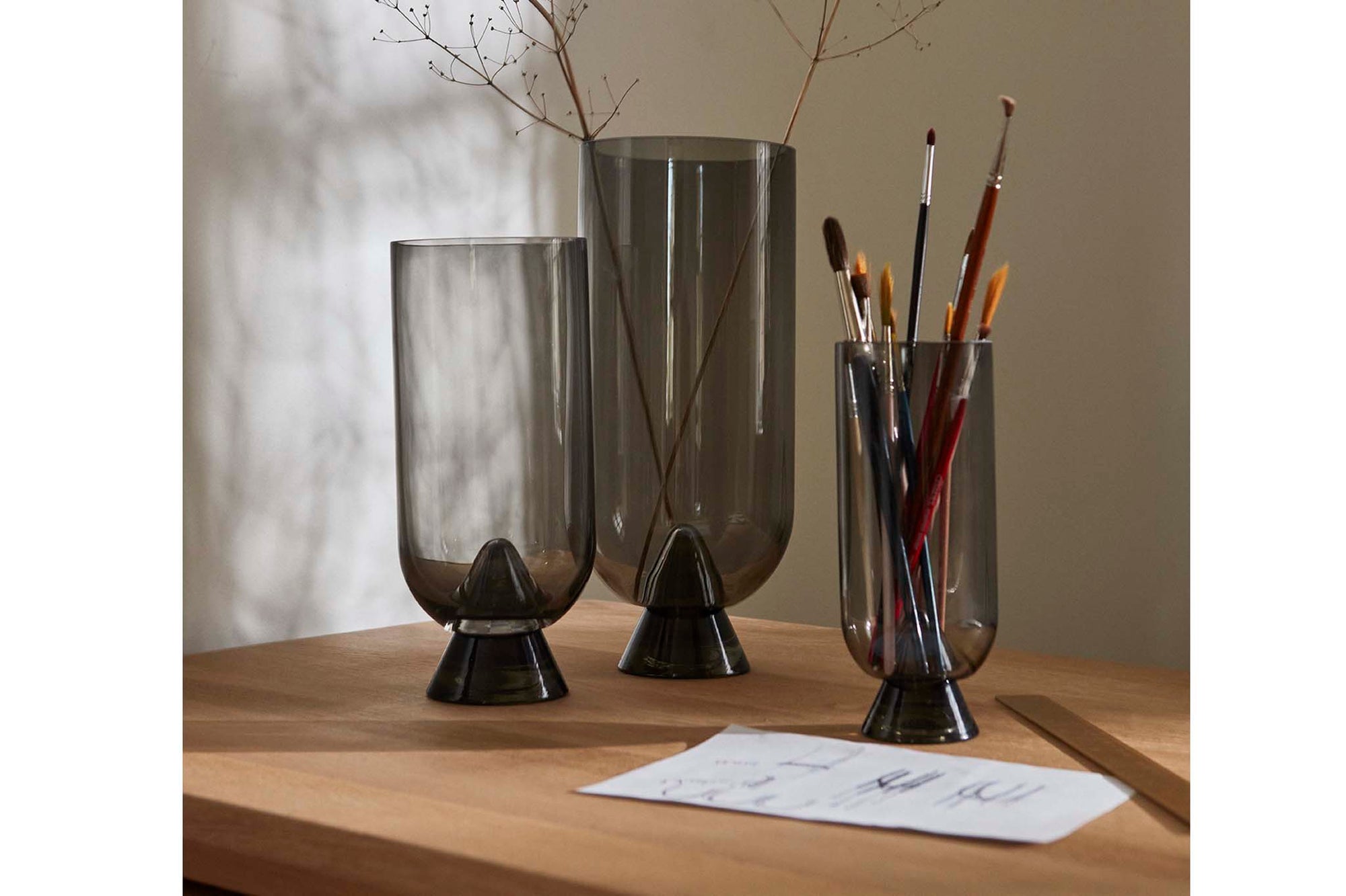 Aytm（アイテム）は、デンマーク発のモダンラグジュアリーなインテリアブランドで、北欧デザインのミニマルな美学を受け継ぎつつも、洗練されたカラーリングや大胆な素材使いにより、空間に新たな表情をもたらします。2015年にKathrineとPer Gran Hartvigsen夫妻によって設立され、機能性と芸術性を兼ね備えたタイムレスなデザインで注目を集めています。ミラー、花器、照明、家具などに見られる彫刻的なフォルムと繊細なディテールは、どれも職人の高度な技術と美意識の賜物です。真鍮やガラス、マーブル、ベルベットなど異素材の絶妙な組み合わせは、視覚だけでなく触覚にも訴えかけ、空間に奥行きを与えます。美しさと実用性を両立させたAytmのアイテムは、日常に上質なアート性を取り入れたい方に最適で、住宅から商業空間まで幅広く採用されています。感性豊かなライフスタイルを求める方へ贈る、洗練されたデンマークデザインの真髄です。