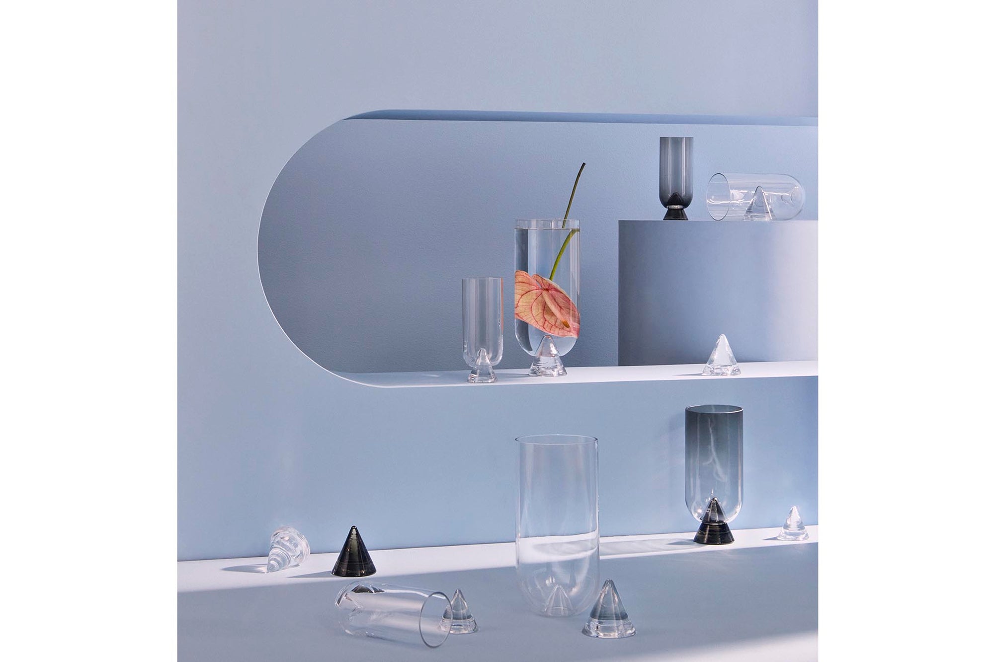 Aytm（アイテム）は、デンマーク発のモダンラグジュアリーなインテリアブランドで、北欧デザインのミニマルな美学を受け継ぎつつも、洗練されたカラーリングや大胆な素材使いにより、空間に新たな表情をもたらします。2015年にKathrineとPer Gran Hartvigsen夫妻によって設立され、機能性と芸術性を兼ね備えたタイムレスなデザインで注目を集めています。ミラー、花器、照明、家具などに見られる彫刻的なフォルムと繊細なディテールは、どれも職人の高度な技術と美意識の賜物です。真鍮やガラス、マーブル、ベルベットなど異素材の絶妙な組み合わせは、視覚だけでなく触覚にも訴えかけ、空間に奥行きを与えます。美しさと実用性を両立させたAytmのアイテムは、日常に上質なアート性を取り入れたい方に最適で、住宅から商業空間まで幅広く採用されています。感性豊かなライフスタイルを求める方へ贈る、洗練されたデンマークデザインの真髄です。