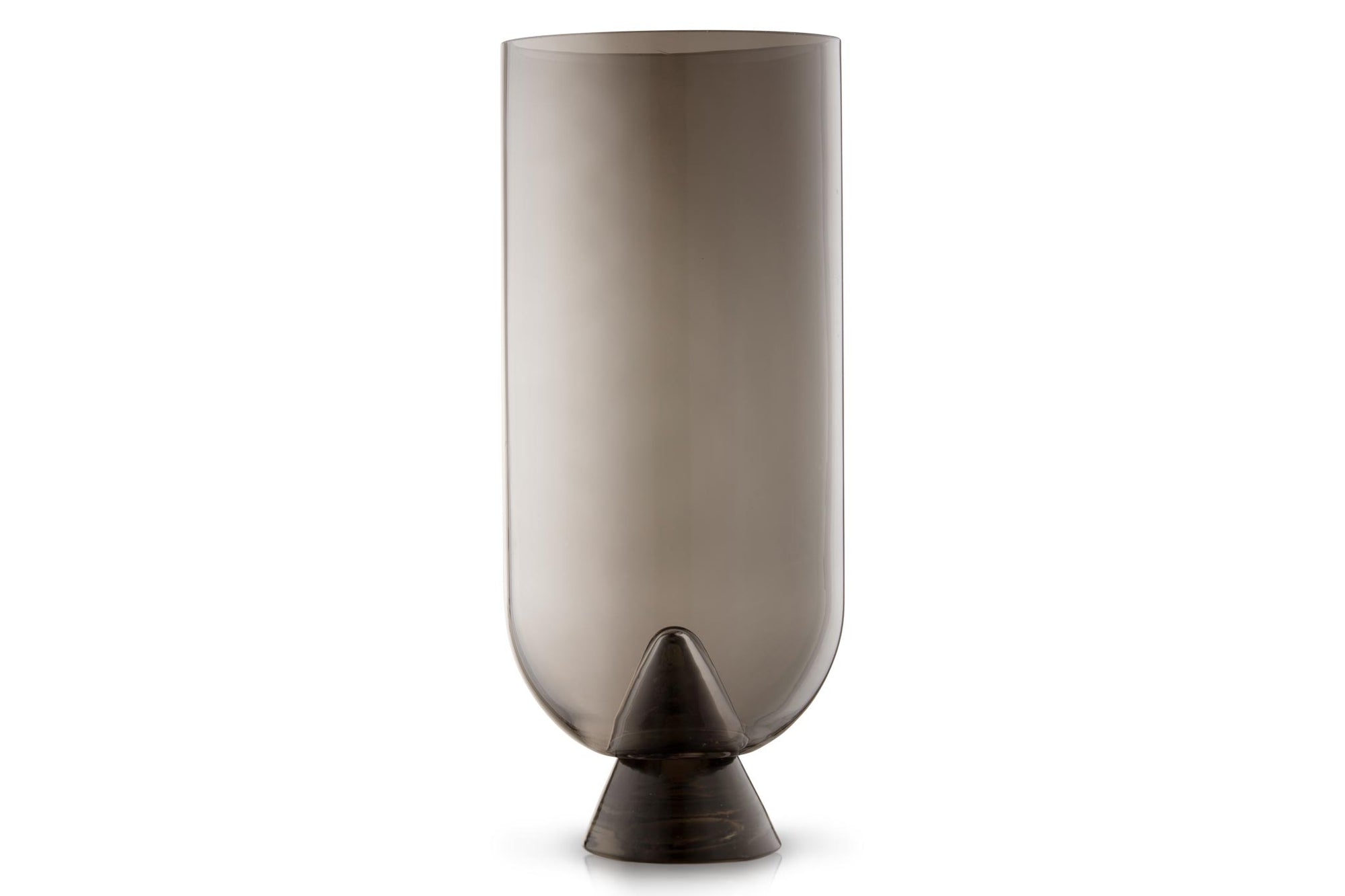 Aytm（アイテム）は、デンマーク発のモダンラグジュアリーなインテリアブランドで、北欧デザインのミニマルな美学を受け継ぎつつも、洗練されたカラーリングや大胆な素材使いにより、空間に新たな表情をもたらします。2015年にKathrineとPer Gran Hartvigsen夫妻によって設立され、機能性と芸術性を兼ね備えたタイムレスなデザインで注目を集めています。ミラー、花器、照明、家具などに見られる彫刻的なフォルムと繊細なディテールは、どれも職人の高度な技術と美意識の賜物です。真鍮やガラス、マーブル、ベルベットなど異素材の絶妙な組み合わせは、視覚だけでなく触覚にも訴えかけ、空間に奥行きを与えます。美しさと実用性を両立させたAytmのアイテムは、日常に上質なアート性を取り入れたい方に最適で、住宅から商業空間まで幅広く採用されています。感性豊かなライフスタイルを求める方へ贈る、洗練されたデンマークデザインの真髄です。