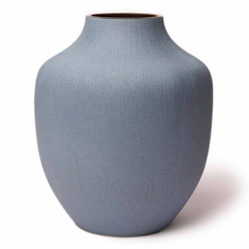 LINDFORM（リンドフォーム）は2007年にスウェーデンで誕生した陶器ブランドで、北欧の自然や日本の和の美学にインスピレーションを受けたシンプルかつ洗練されたデザインのフラワーベースを中心に展開しており、無駄をそぎ落としたフォルムと自然界を思わせるやわらかな色合い、そして職人によるハンドメイド仕上げによる一点ごとの個性が魅力です。マットな質感や手に馴染むやさしい形状は花を生けずともオブジェとして空間を引き立て、北欧モダンや和モダンのインテリアに調和し、日常に静かな存在感と温もりを添えます。大量生産では得られない温かみと独自性を大切にし、シンプルでありながら奥行きのある美しさを持つプロダクトとして世界中のインテリア愛好家やデザイン感度の高い人々に愛され続けており、ギフトとしても選ばれるブランドです。