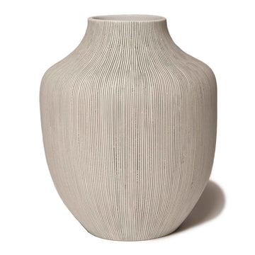 LINDFORM（リンドフォーム）は2007年にスウェーデンで誕生した陶器ブランドで、北欧の自然や日本の和の美学にインスピレーションを受けたシンプルかつ洗練されたデザインのフラワーベースを中心に展開しており、無駄をそぎ落としたフォルムと自然界を思わせるやわらかな色合い、そして職人によるハンドメイド仕上げによる一点ごとの個性が魅力です。マットな質感や手に馴染むやさしい形状は花を生けずともオブジェとして空間を引き立て、北欧モダンや和モダンのインテリアに調和し、日常に静かな存在感と温もりを添えます。大量生産では得られない温かみと独自性を大切にし、シンプルでありながら奥行きのある美しさを持つプロダクトとして世界中のインテリア愛好家やデザイン感度の高い人々に愛され続けており、ギフトとしても選ばれるブランドです。