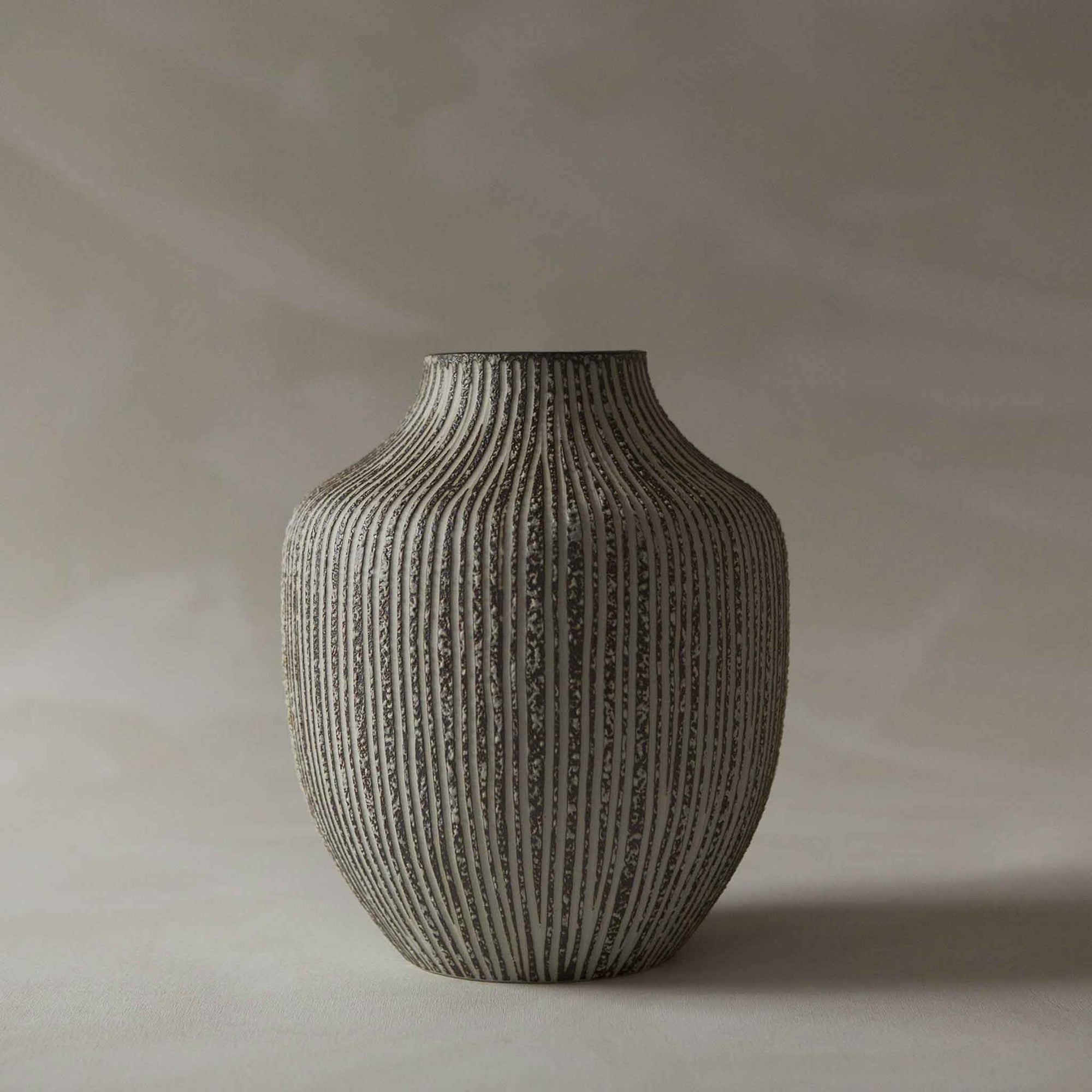 LINDFORM（リンドフォーム）は2007年にスウェーデンで誕生した陶器ブランドで、北欧の自然や日本の和の美学にインスピレーションを受けたシンプルかつ洗練されたデザインのフラワーベースを中心に展開しており、無駄をそぎ落としたフォルムと自然界を思わせるやわらかな色合い、そして職人によるハンドメイド仕上げによる一点ごとの個性が魅力です。マットな質感や手に馴染むやさしい形状は花を生けずともオブジェとして空間を引き立て、北欧モダンや和モダンのインテリアに調和し、日常に静かな存在感と温もりを添えます。大量生産では得られない温かみと独自性を大切にし、シンプルでありながら奥行きのある美しさを持つプロダクトとして世界中のインテリア愛好家やデザイン感度の高い人々に愛され続けており、ギフトとしても選ばれるブランドです。