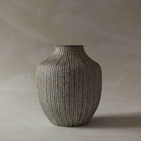 LINDFORM（リンドフォーム）は2007年にスウェーデンで誕生した陶器ブランドで、北欧の自然や日本の和の美学にインスピレーションを受けたシンプルかつ洗練されたデザインのフラワーベースを中心に展開しており、無駄をそぎ落としたフォルムと自然界を思わせるやわらかな色合い、そして職人によるハンドメイド仕上げによる一点ごとの個性が魅力です。マットな質感や手に馴染むやさしい形状は花を生けずともオブジェとして空間を引き立て、北欧モダンや和モダンのインテリアに調和し、日常に静かな存在感と温もりを添えます。大量生産では得られない温かみと独自性を大切にし、シンプルでありながら奥行きのある美しさを持つプロダクトとして世界中のインテリア愛好家やデザイン感度の高い人々に愛され続けており、ギフトとしても選ばれるブランドです。