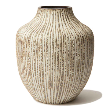 LINDFORM（リンドフォーム）は2007年にスウェーデンで誕生した陶器ブランドで、北欧の自然や日本の和の美学にインスピレーションを受けたシンプルかつ洗練されたデザインのフラワーベースを中心に展開しており、無駄をそぎ落としたフォルムと自然界を思わせるやわらかな色合い、そして職人によるハンドメイド仕上げによる一点ごとの個性が魅力です。マットな質感や手に馴染むやさしい形状は花を生けずともオブジェとして空間を引き立て、北欧モダンや和モダンのインテリアに調和し、日常に静かな存在感と温もりを添えます。大量生産では得られない温かみと独自性を大切にし、シンプルでありながら奥行きのある美しさを持つプロダクトとして世界中のインテリア愛好家やデザイン感度の高い人々に愛され続けており、ギフトとしても選ばれるブランドです。