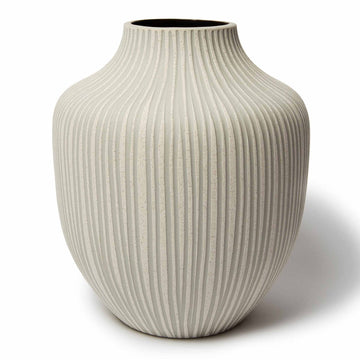 LINDFORM（リンドフォーム）は2007年にスウェーデンで誕生した陶器ブランドで、北欧の自然や日本の和の美学にインスピレーションを受けたシンプルかつ洗練されたデザインのフラワーベースを中心に展開しており、無駄をそぎ落としたフォルムと自然界を思わせるやわらかな色合い、そして職人によるハンドメイド仕上げによる一点ごとの個性が魅力です。マットな質感や手に馴染むやさしい形状は花を生けずともオブジェとして空間を引き立て、北欧モダンや和モダンのインテリアに調和し、日常に静かな存在感と温もりを添えます。大量生産では得られない温かみと独自性を大切にし、シンプルでありながら奥行きのある美しさを持つプロダクトとして世界中のインテリア愛好家やデザイン感度の高い人々に愛され続けており、ギフトとしても選ばれるブランドです。