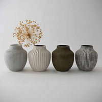 LINDFORM（リンドフォーム）は2007年にスウェーデンで誕生した陶器ブランドで、北欧の自然や日本の和の美学にインスピレーションを受けたシンプルかつ洗練されたデザインのフラワーベースを中心に展開しており、無駄をそぎ落としたフォルムと自然界を思わせるやわらかな色合い、そして職人によるハンドメイド仕上げによる一点ごとの個性が魅力です。マットな質感や手に馴染むやさしい形状は花を生けずともオブジェとして空間を引き立て、北欧モダンや和モダンのインテリアに調和し、日常に静かな存在感と温もりを添えます。大量生産では得られない温かみと独自性を大切にし、シンプルでありながら奥行きのある美しさを持つプロダクトとして世界中のインテリア愛好家やデザイン感度の高い人々に愛され続けており、ギフトとしても選ばれるブランドです。