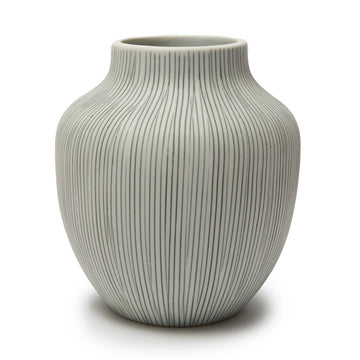 LINDFORM（リンドフォーム）は2007年にスウェーデンで誕生した陶器ブランドで、北欧の自然や日本の和の美学にインスピレーションを受けたシンプルかつ洗練されたデザインのフラワーベースを中心に展開しており、無駄をそぎ落としたフォルムと自然界を思わせるやわらかな色合い、そして職人によるハンドメイド仕上げによる一点ごとの個性が魅力です。マットな質感や手に馴染むやさしい形状は花を生けずともオブジェとして空間を引き立て、北欧モダンや和モダンのインテリアに調和し、日常に静かな存在感と温もりを添えます。大量生産では得られない温かみと独自性を大切にし、シンプルでありながら奥行きのある美しさを持つプロダクトとして世界中のインテリア愛好家やデザイン感度の高い人々に愛され続けており、ギフトとしても選ばれるブランドです。