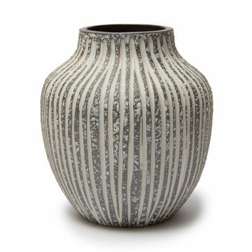 LINDFORM（リンドフォーム）は2007年にスウェーデンで誕生した陶器ブランドで、北欧の自然や日本の和の美学にインスピレーションを受けたシンプルかつ洗練されたデザインのフラワーベースを中心に展開しており、無駄をそぎ落としたフォルムと自然界を思わせるやわらかな色合い、そして職人によるハンドメイド仕上げによる一点ごとの個性が魅力です。マットな質感や手に馴染むやさしい形状は花を生けずともオブジェとして空間を引き立て、北欧モダンや和モダンのインテリアに調和し、日常に静かな存在感と温もりを添えます。大量生産では得られない温かみと独自性を大切にし、シンプルでありながら奥行きのある美しさを持つプロダクトとして世界中のインテリア愛好家やデザイン感度の高い人々に愛され続けており、ギフトとしても選ばれるブランドです。