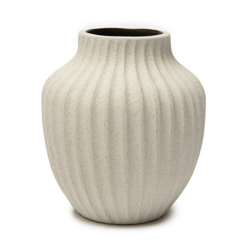 LINDFORM（リンドフォーム）は2007年にスウェーデンで誕生した陶器ブランドで、北欧の自然や日本の和の美学にインスピレーションを受けたシンプルかつ洗練されたデザインのフラワーベースを中心に展開しており、無駄をそぎ落としたフォルムと自然界を思わせるやわらかな色合い、そして職人によるハンドメイド仕上げによる一点ごとの個性が魅力です。マットな質感や手に馴染むやさしい形状は花を生けずともオブジェとして空間を引き立て、北欧モダンや和モダンのインテリアに調和し、日常に静かな存在感と温もりを添えます。大量生産では得られない温かみと独自性を大切にし、シンプルでありながら奥行きのある美しさを持つプロダクトとして世界中のインテリア愛好家やデザイン感度の高い人々に愛され続けており、ギフトとしても選ばれるブランドです。