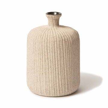 LINDFORM（リンドフォーム）は2007年にスウェーデンで誕生した陶器ブランドで、北欧の自然や日本の和の美学にインスピレーションを受けたシンプルかつ洗練されたデザインのフラワーベースを中心に展開しており、無駄をそぎ落としたフォルムと自然界を思わせるやわらかな色合い、そして職人によるハンドメイド仕上げによる一点ごとの個性が魅力です。マットな質感や手に馴染むやさしい形状は花を生けずともオブジェとして空間を引き立て、北欧モダンや和モダンのインテリアに調和し、日常に静かな存在感と温もりを添えます。大量生産では得られない温かみと独自性を大切にし、シンプルでありながら奥行きのある美しさを持つプロダクトとして世界中のインテリア愛好家やデザイン感度の高い人々に愛され続けており、ギフトとしても選ばれるブランドです。