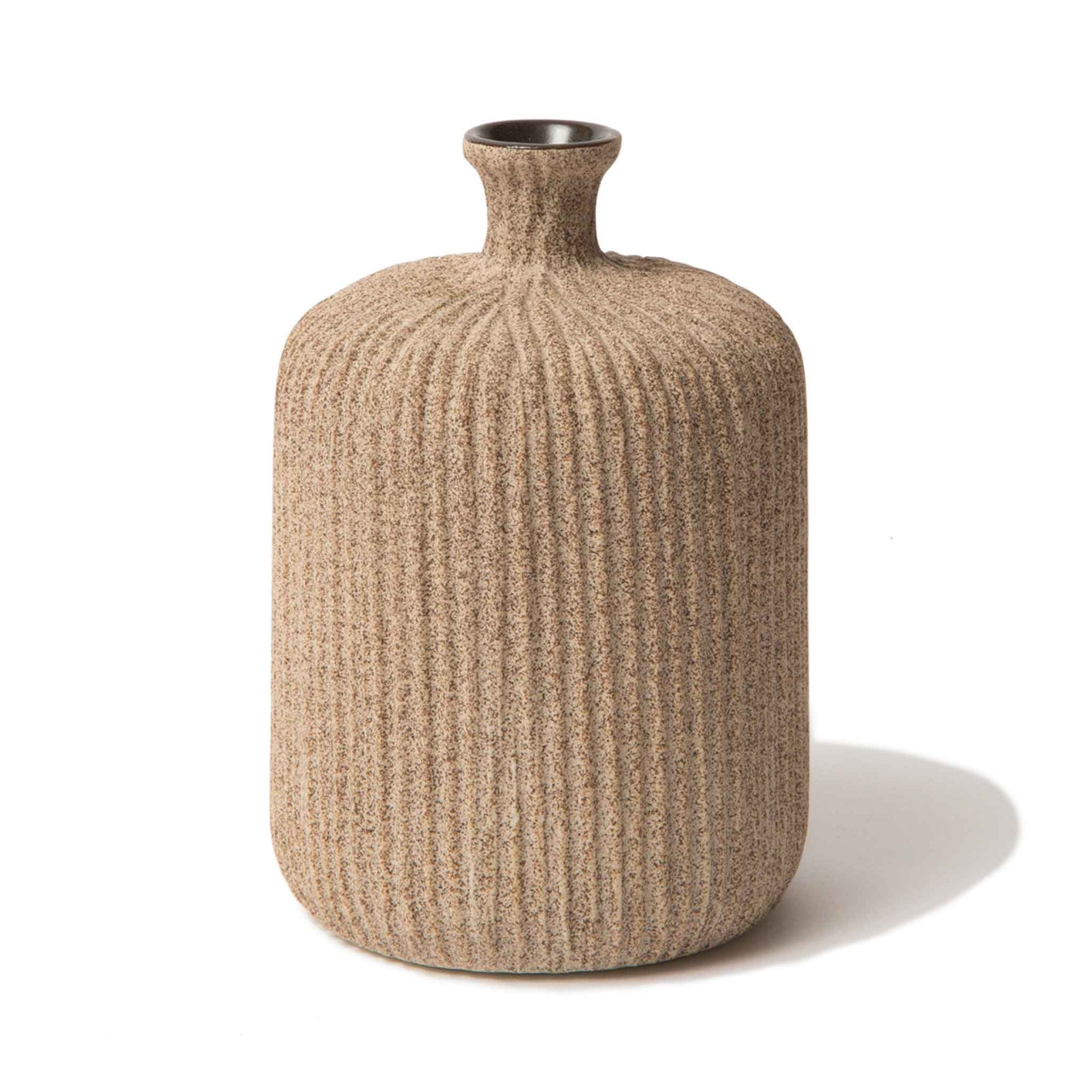 LINDFORM（リンドフォーム）は2007年にスウェーデンで誕生した陶器ブランドで、北欧の自然や日本の和の美学にインスピレーションを受けたシンプルかつ洗練されたデザインのフラワーベースを中心に展開しており、無駄をそぎ落としたフォルムと自然界を思わせるやわらかな色合い、そして職人によるハンドメイド仕上げによる一点ごとの個性が魅力です。マットな質感や手に馴染むやさしい形状は花を生けずともオブジェとして空間を引き立て、北欧モダンや和モダンのインテリアに調和し、日常に静かな存在感と温もりを添えます。大量生産では得られない温かみと独自性を大切にし、シンプルでありながら奥行きのある美しさを持つプロダクトとして世界中のインテリア愛好家やデザイン感度の高い人々に愛され続けており、ギフトとしても選ばれるブランドです。