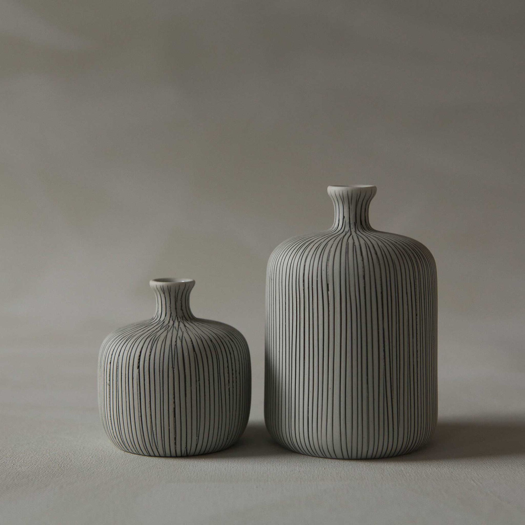 LINDFORM（リンドフォーム）は2007年にスウェーデンで誕生した陶器ブランドで、北欧の自然や日本の和の美学にインスピレーションを受けたシンプルかつ洗練されたデザインのフラワーベースを中心に展開しており、無駄をそぎ落としたフォルムと自然界を思わせるやわらかな色合い、そして職人によるハンドメイド仕上げによる一点ごとの個性が魅力です。マットな質感や手に馴染むやさしい形状は花を生けずともオブジェとして空間を引き立て、北欧モダンや和モダンのインテリアに調和し、日常に静かな存在感と温もりを添えます。大量生産では得られない温かみと独自性を大切にし、シンプルでありながら奥行きのある美しさを持つプロダクトとして世界中のインテリア愛好家やデザイン感度の高い人々に愛され続けており、ギフトとしても選ばれるブランドです。