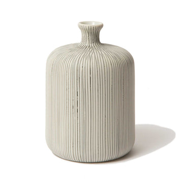 LINDFORM（リンドフォーム）は2007年にスウェーデンで誕生した陶器ブランドで、北欧の自然や日本の和の美学にインスピレーションを受けたシンプルかつ洗練されたデザインのフラワーベースを中心に展開しており、無駄をそぎ落としたフォルムと自然界を思わせるやわらかな色合い、そして職人によるハンドメイド仕上げによる一点ごとの個性が魅力です。マットな質感や手に馴染むやさしい形状は花を生けずともオブジェとして空間を引き立て、北欧モダンや和モダンのインテリアに調和し、日常に静かな存在感と温もりを添えます。大量生産では得られない温かみと独自性を大切にし、シンプルでありながら奥行きのある美しさを持つプロダクトとして世界中のインテリア愛好家やデザイン感度の高い人々に愛され続けており、ギフトとしても選ばれるブランドです。