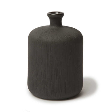 LINDFORM（リンドフォーム）は2007年にスウェーデンで誕生した陶器ブランドで、北欧の自然や日本の和の美学にインスピレーションを受けたシンプルかつ洗練されたデザインのフラワーベースを中心に展開しており、無駄をそぎ落としたフォルムと自然界を思わせるやわらかな色合い、そして職人によるハンドメイド仕上げによる一点ごとの個性が魅力です。マットな質感や手に馴染むやさしい形状は花を生けずともオブジェとして空間を引き立て、北欧モダンや和モダンのインテリアに調和し、日常に静かな存在感と温もりを添えます。大量生産では得られない温かみと独自性を大切にし、シンプルでありながら奥行きのある美しさを持つプロダクトとして世界中のインテリア愛好家やデザイン感度の高い人々に愛され続けており、ギフトとしても選ばれるブランドです。