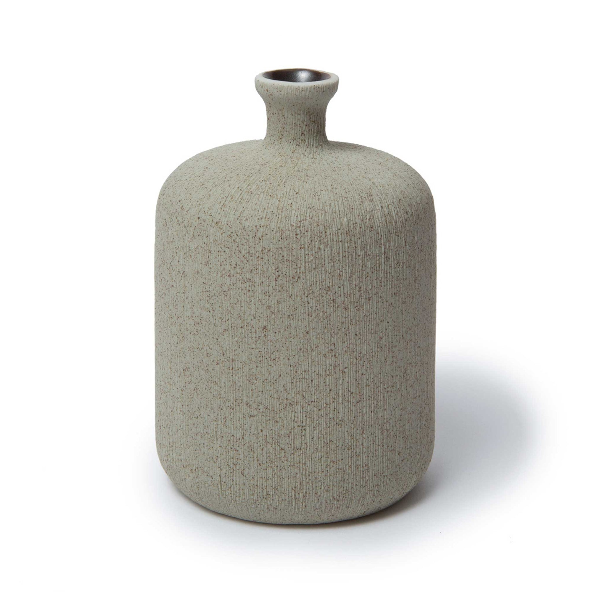 LINDFORM（リンドフォーム）は2007年にスウェーデンで誕生した陶器ブランドで、北欧の自然や日本の和の美学にインスピレーションを受けたシンプルかつ洗練されたデザインのフラワーベースを中心に展開しており、無駄をそぎ落としたフォルムと自然界を思わせるやわらかな色合い、そして職人によるハンドメイド仕上げによる一点ごとの個性が魅力です。マットな質感や手に馴染むやさしい形状は花を生けずともオブジェとして空間を引き立て、北欧モダンや和モダンのインテリアに調和し、日常に静かな存在感と温もりを添えます。大量生産では得られない温かみと独自性を大切にし、シンプルでありながら奥行きのある美しさを持つプロダクトとして世界中のインテリア愛好家やデザイン感度の高い人々に愛され続けており、ギフトとしても選ばれるブランドです。