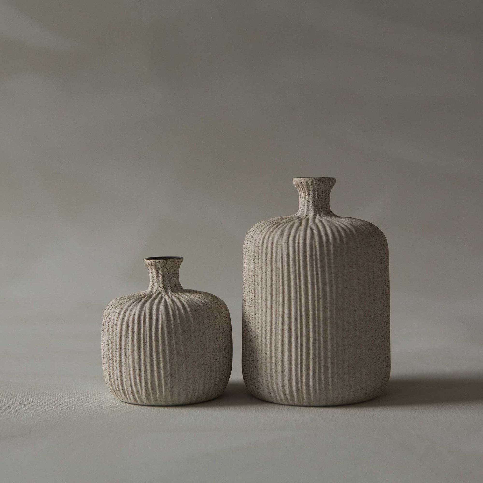 LINDFORM（リンドフォーム）は2007年にスウェーデンで誕生した陶器ブランドで、北欧の自然や日本の和の美学にインスピレーションを受けたシンプルかつ洗練されたデザインのフラワーベースを中心に展開しており、無駄をそぎ落としたフォルムと自然界を思わせるやわらかな色合い、そして職人によるハンドメイド仕上げによる一点ごとの個性が魅力です。マットな質感や手に馴染むやさしい形状は花を生けずともオブジェとして空間を引き立て、北欧モダンや和モダンのインテリアに調和し、日常に静かな存在感と温もりを添えます。大量生産では得られない温かみと独自性を大切にし、シンプルでありながら奥行きのある美しさを持つプロダクトとして世界中のインテリア愛好家やデザイン感度の高い人々に愛され続けており、ギフトとしても選ばれるブランドです。