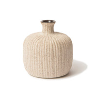 LINDFORM（リンドフォーム）は2007年にスウェーデンで誕生した陶器ブランドで、北欧の自然や日本の和の美学にインスピレーションを受けたシンプルかつ洗練されたデザインのフラワーベースを中心に展開しており、無駄をそぎ落としたフォルムと自然界を思わせるやわらかな色合い、そして職人によるハンドメイド仕上げによる一点ごとの個性が魅力です。マットな質感や手に馴染むやさしい形状は花を生けずともオブジェとして空間を引き立て、北欧モダンや和モダンのインテリアに調和し、日常に静かな存在感と温もりを添えます。大量生産では得られない温かみと独自性を大切にし、シンプルでありながら奥行きのある美しさを持つプロダクトとして世界中のインテリア愛好家やデザイン感度の高い人々に愛され続けており、ギフトとしても選ばれるブランドです。