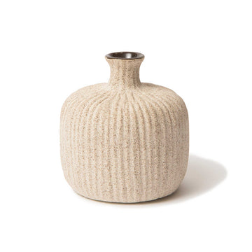 LINDFORM（リンドフォーム）は2007年にスウェーデンで誕生した陶器ブランドで、北欧の自然や日本の和の美学にインスピレーションを受けたシンプルかつ洗練されたデザインのフラワーベースを中心に展開しており、無駄をそぎ落としたフォルムと自然界を思わせるやわらかな色合い、そして職人によるハンドメイド仕上げによる一点ごとの個性が魅力です。マットな質感や手に馴染むやさしい形状は花を生けずともオブジェとして空間を引き立て、北欧モダンや和モダンのインテリアに調和し、日常に静かな存在感と温もりを添えます。大量生産では得られない温かみと独自性を大切にし、シンプルでありながら奥行きのある美しさを持つプロダクトとして世界中のインテリア愛好家やデザイン感度の高い人々に愛され続けており、ギフトとしても選ばれるブランドです。