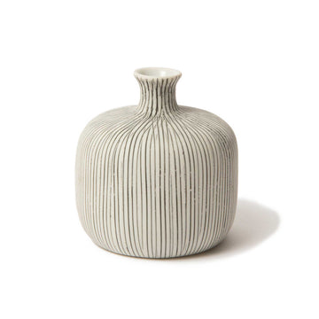 LINDFORM（リンドフォーム）は2007年にスウェーデンで誕生した陶器ブランドで、北欧の自然や日本の和の美学にインスピレーションを受けたシンプルかつ洗練されたデザインのフラワーベースを中心に展開しており、無駄をそぎ落としたフォルムと自然界を思わせるやわらかな色合い、そして職人によるハンドメイド仕上げによる一点ごとの個性が魅力です。マットな質感や手に馴染むやさしい形状は花を生けずともオブジェとして空間を引き立て、北欧モダンや和モダンのインテリアに調和し、日常に静かな存在感と温もりを添えます。大量生産では得られない温かみと独自性を大切にし、シンプルでありながら奥行きのある美しさを持つプロダクトとして世界中のインテリア愛好家やデザイン感度の高い人々に愛され続けており、ギフトとしても選ばれるブランドです。