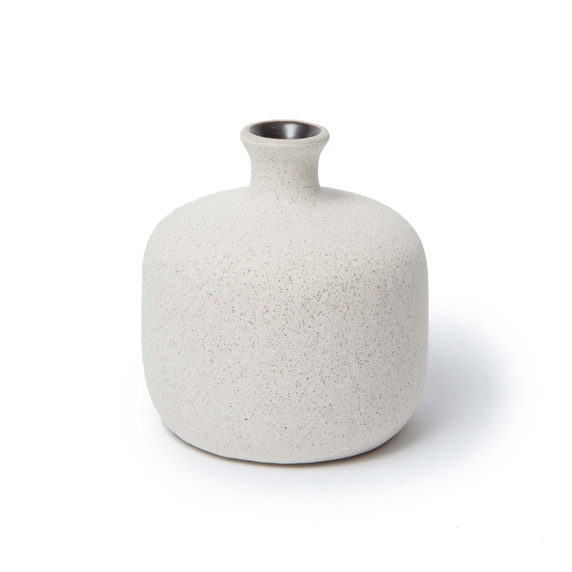 LINDFORM（リンドフォーム）は2007年にスウェーデンで誕生した陶器ブランドで、北欧の自然や日本の和の美学にインスピレーションを受けたシンプルかつ洗練されたデザインのフラワーベースを中心に展開しており、無駄をそぎ落としたフォルムと自然界を思わせるやわらかな色合い、そして職人によるハンドメイド仕上げによる一点ごとの個性が魅力です。マットな質感や手に馴染むやさしい形状は花を生けずともオブジェとして空間を引き立て、北欧モダンや和モダンのインテリアに調和し、日常に静かな存在感と温もりを添えます。大量生産では得られない温かみと独自性を大切にし、シンプルでありながら奥行きのある美しさを持つプロダクトとして世界中のインテリア愛好家やデザイン感度の高い人々に愛され続けており、ギフトとしても選ばれるブランドです。