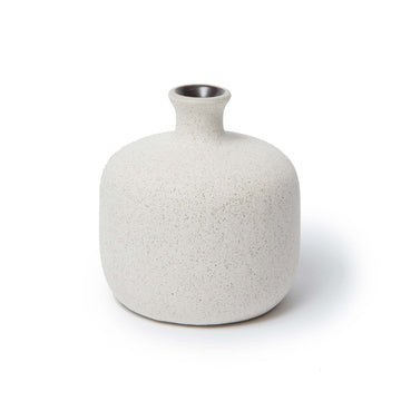 LINDFORM（リンドフォーム）は2007年にスウェーデンで誕生した陶器ブランドで、北欧の自然や日本の和の美学にインスピレーションを受けたシンプルかつ洗練されたデザインのフラワーベースを中心に展開しており、無駄をそぎ落としたフォルムと自然界を思わせるやわらかな色合い、そして職人によるハンドメイド仕上げによる一点ごとの個性が魅力です。マットな質感や手に馴染むやさしい形状は花を生けずともオブジェとして空間を引き立て、北欧モダンや和モダンのインテリアに調和し、日常に静かな存在感と温もりを添えます。大量生産では得られない温かみと独自性を大切にし、シンプルでありながら奥行きのある美しさを持つプロダクトとして世界中のインテリア愛好家やデザイン感度の高い人々に愛され続けており、ギフトとしても選ばれるブランドです。