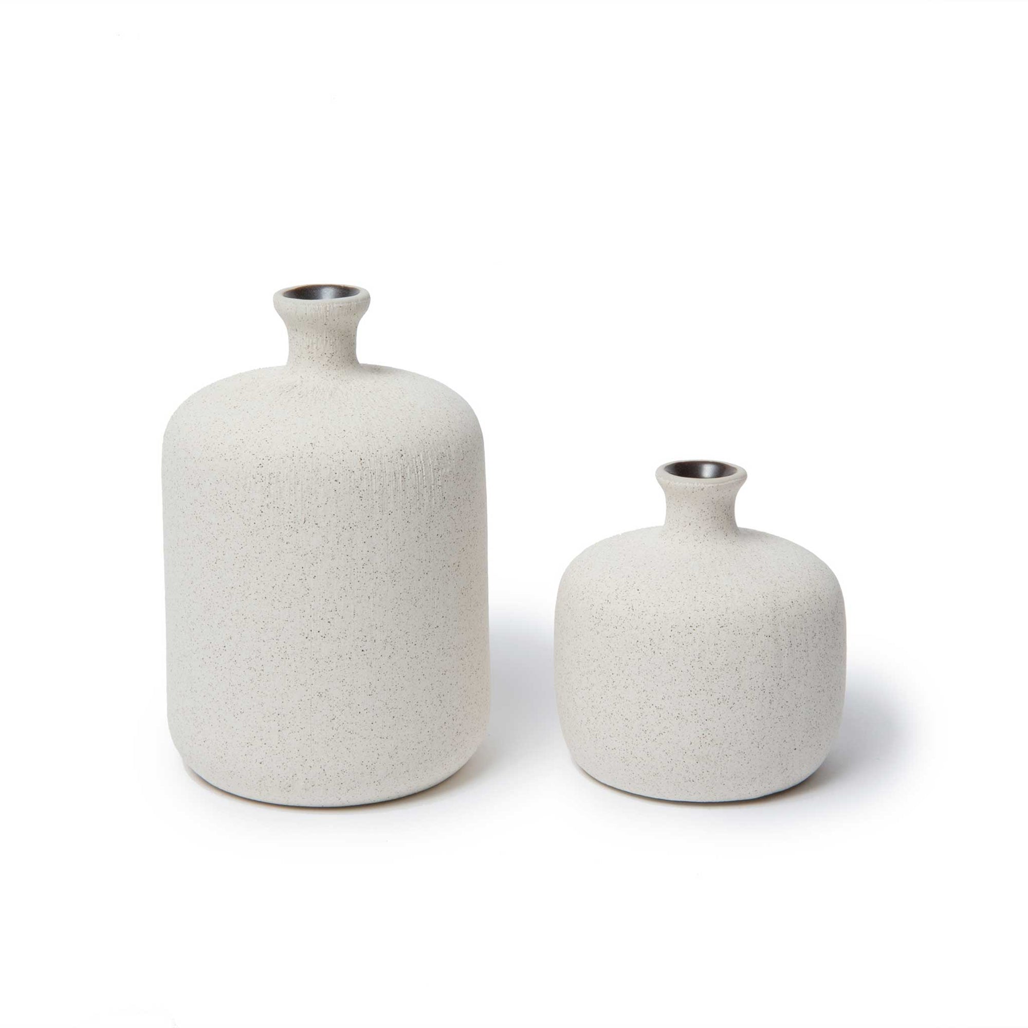 LINDFORM（リンドフォーム）は2007年にスウェーデンで誕生した陶器ブランドで、北欧の自然や日本の和の美学にインスピレーションを受けたシンプルかつ洗練されたデザインのフラワーベースを中心に展開しており、無駄をそぎ落としたフォルムと自然界を思わせるやわらかな色合い、そして職人によるハンドメイド仕上げによる一点ごとの個性が魅力です。マットな質感や手に馴染むやさしい形状は花を生けずともオブジェとして空間を引き立て、北欧モダンや和モダンのインテリアに調和し、日常に静かな存在感と温もりを添えます。大量生産では得られない温かみと独自性を大切にし、シンプルでありながら奥行きのある美しさを持つプロダクトとして世界中のインテリア愛好家やデザイン感度の高い人々に愛され続けており、ギフトとしても選ばれるブランドです。